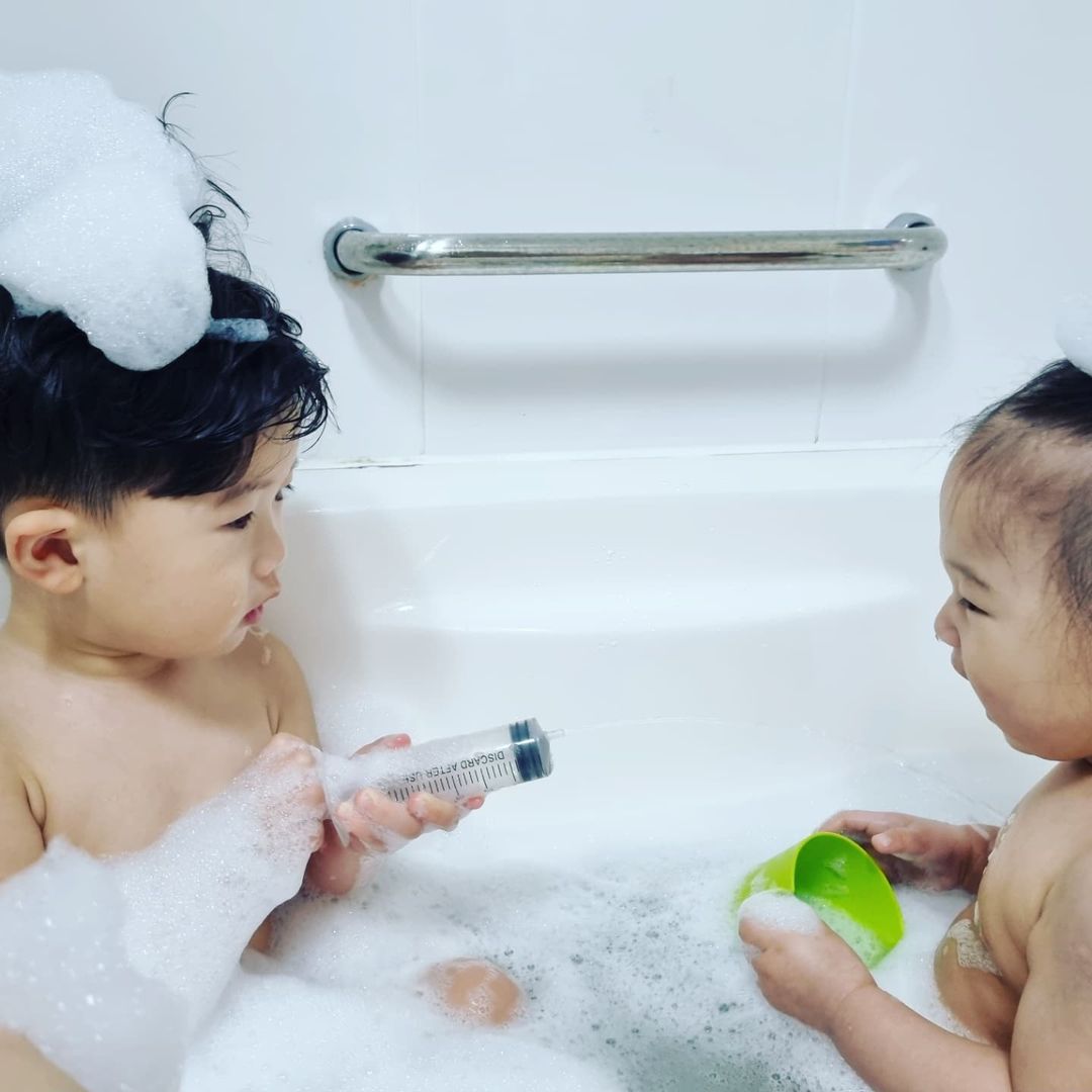  “#협찬 안녕하세요~오늘은 순진무구 입욕제를 민찬이 민지를 위해서 거품아기입욕제를 선물로 보내주셨어요~~ 민지도 사용할꺼라서 전성분을 꼼꼼히 살펴보는데요 모든성분이 EWG그린 등급이예요 어린아이부터 사용해도되는 안전한 성분으로…”
