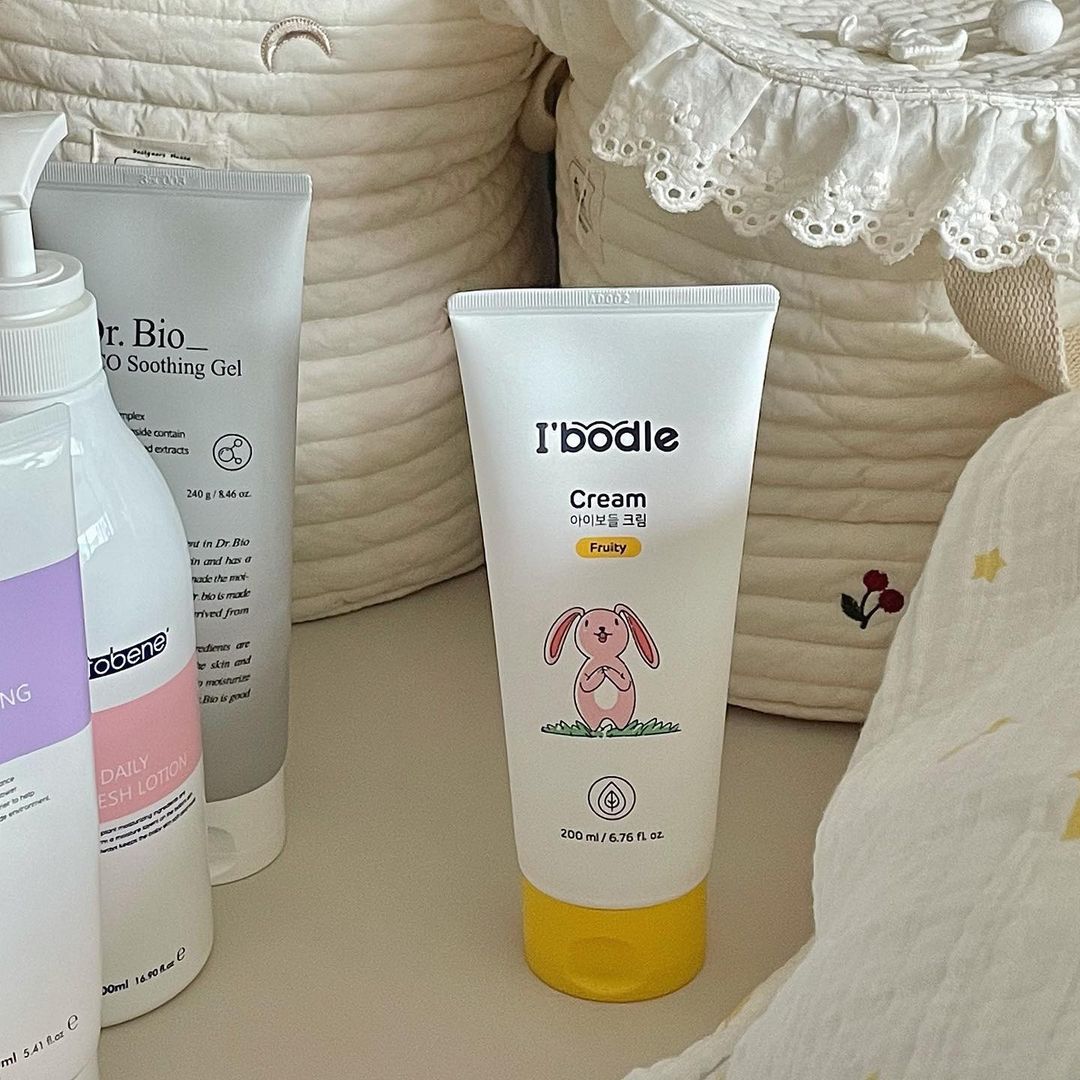 “어제 효정언니집 갔다가 득템해온 크림💛 언니집에서 다굥이 엉덩이 씻기구 지우, 지윤이가 아기 시절부터 쓰던 크림이라구 해서 발라봤더니 완전 향좋음🥰 다굥이 크림 몇가지 써봤는데 향 나는거 없던데 요건 향덕후 인 나한테 완전 취향저격💘 쓰던거 다…”