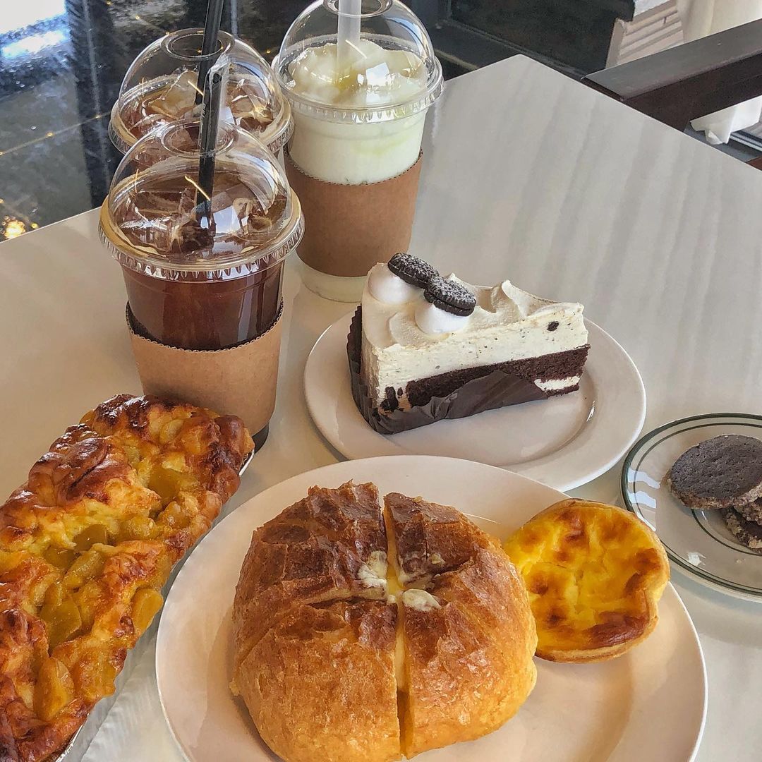  “커피 완전 내스퇄 🤎 카페를 그렇게 다니면서 한번도 리필 해본적 없는데 아메리카노 한잔 금새 마시고 리필..!! 리필한거 아끼고 아껴먹다 결국 다영이 차에 두고 내렸당 ㅎ 아끼다 똥되버렸당 ㅎ 신난당 커피두 맛있고 빵도 맛있었는데 우리가 갔을 때…”