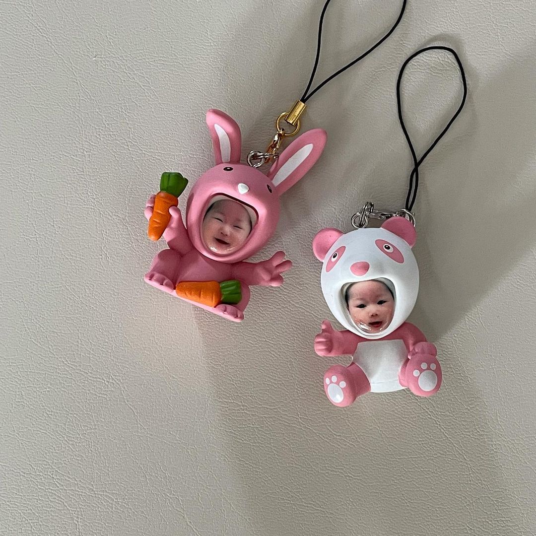  “다굥이 얼굴 넣은 키링 💓 너모 너모 귀엽당 아빠랑도 잘 어울리네 🥰 아빠는 차에 들고 다닌다하고 나는 기저귀가방에 찰떡! 알지한테 보여줬더니 어디서 이런거 알아가지고 했냐면서 자기도 차바꾸면 키링으로 한다고 그때 어디서 했는지 알려 달라고 한다…”