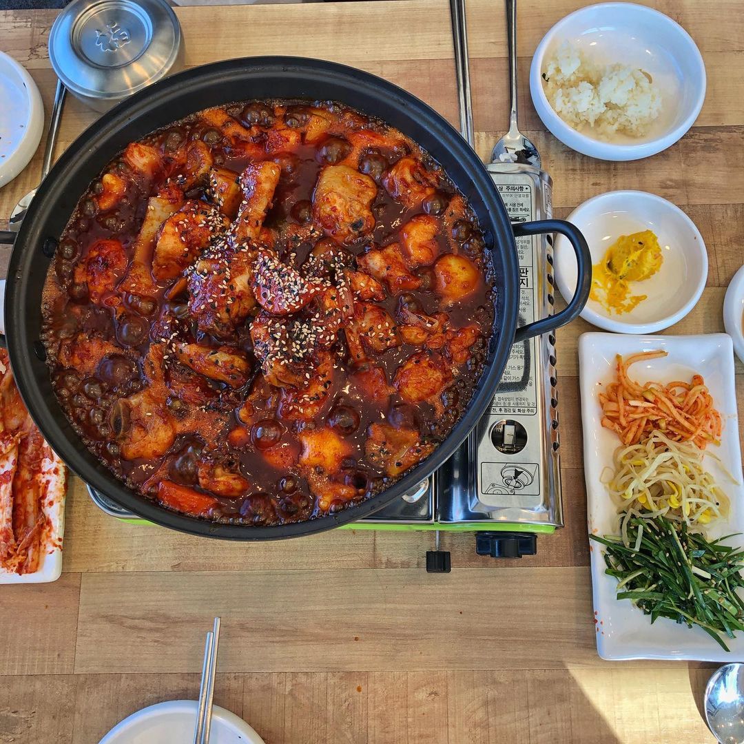  “블로그 업뎃하다보니 군침이.. 🤤 욥주 월욜부터 오늘까지 내내 집콕했더니 입이근질~몸이근질~ 오늘 비도 오고 전골이랑 해물파전, 얼큰수제비 먹고싶네요오오옷 😱 ⠀⠀⠀⠀ 저번달에 갔던 #옥포뜰 이라는 한식집인데 밑반찬도 맛있고 종류도 많이 나오던…”