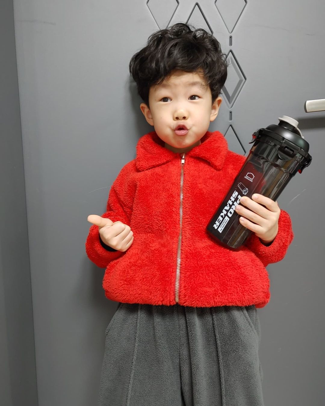  “#제품제공#광고 . 외출 할때본인물 매일 챙겨 다니시는분ㅠ 그래서 우리집에는 텀블러가 6개나ㅠ 근데 텀블러 다좋은데 상시로 가지고다니기에는 무거움 ㅠㅠ . . . 요거는 진짜가볍고 준이랑 미리수보면서 얼마큼 있는데 얼마나 남았네 하면서 이야기…”