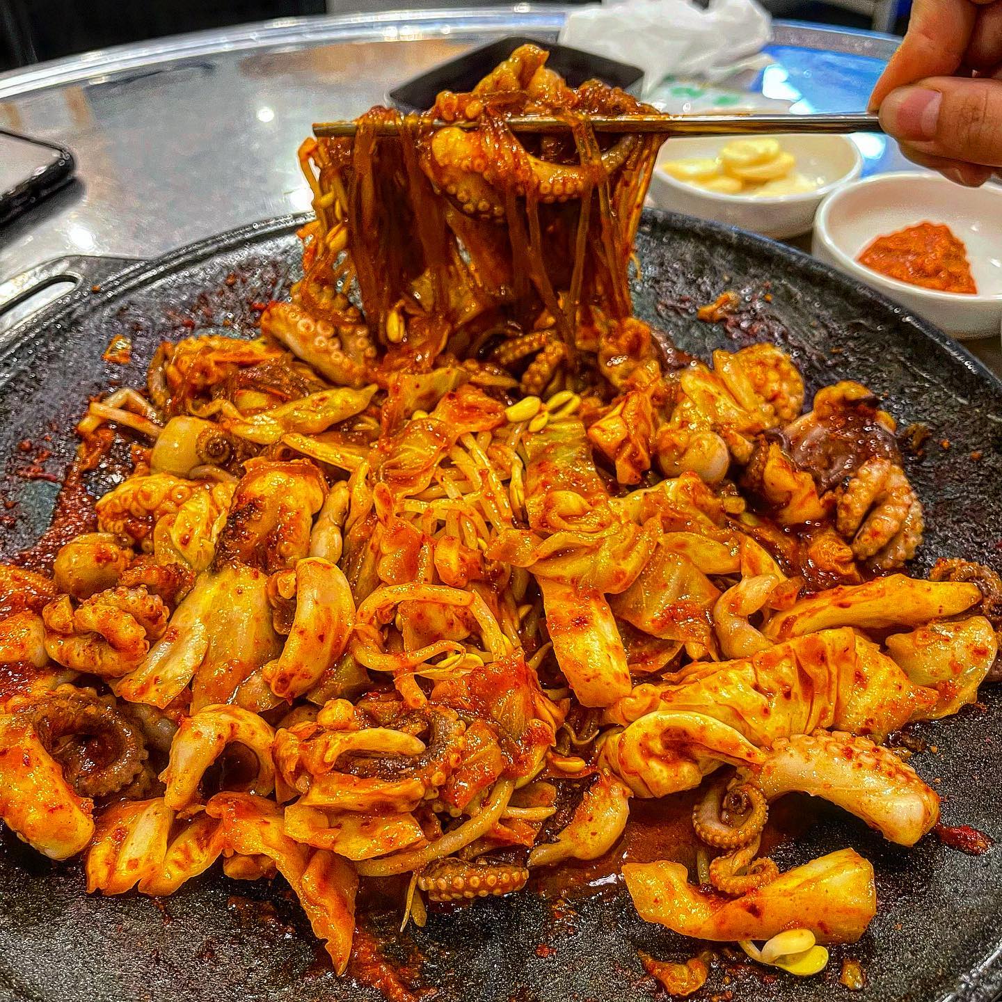 📌 #시흥사거리맛집 - #두근두근쭈꾸미 

💘 가성비 짱 👍🏻 너무 맛있었던 쭈꾸미집 ❤️ 

쭈꾸미2인분에 계란찜 시켰는데 당면, 양배추, 콩나물, 날치알, 김, 깻잎, 무쌈, 마요네즈까지 기본으로 나와서 배터지게 먹을 수 있었어요 ❤️ 

맵기는 가장 맵게 먹었는데 밤에 속이 살짝 쓰리더라구요...그래도 먹을 땐 너무 맛있게 먹어서 매운맛 저ㄹ대.. 포기모태....ㅎ😅 

양념 맛은 왠지 엽떡맛(?) 비슷해요 ㅋㅋㅋ 그래서 제 입맛에 완전 착- 맞았나봉가 ⁉️ 🤣🤣 진짜 맛있게 매운맛ㅎㅎ 

꾸덕꾸덕한 쭈꾸미볶음 좋아하시는 분들에겐 비추! 꾸덕 좋아하시는 분들은 양배추, 쭈꾸미, 콩나물에서 물이 많이 나와서 서서히 졸이며 먹어야해요ㅎㅎ 📝

제 입맛엔 찰떡이라, 원래 저는 쭈꾸미 먹고 싶을 땐 광명 아니면 천호동 쭈꾸미 골목으로 갔었는데 이제는 여기로 오려구요‼️

💸 쭈꾸미 1인 9,000원 
 (어제 재방문했더니 천원 올랐어용 ㅠ)
 계란찜 4,000원
  볶음밥 2,000원

🔥 5/5. 

#헝그리_맛집 #헝그리_쭈꾸미 #헝그리_금천