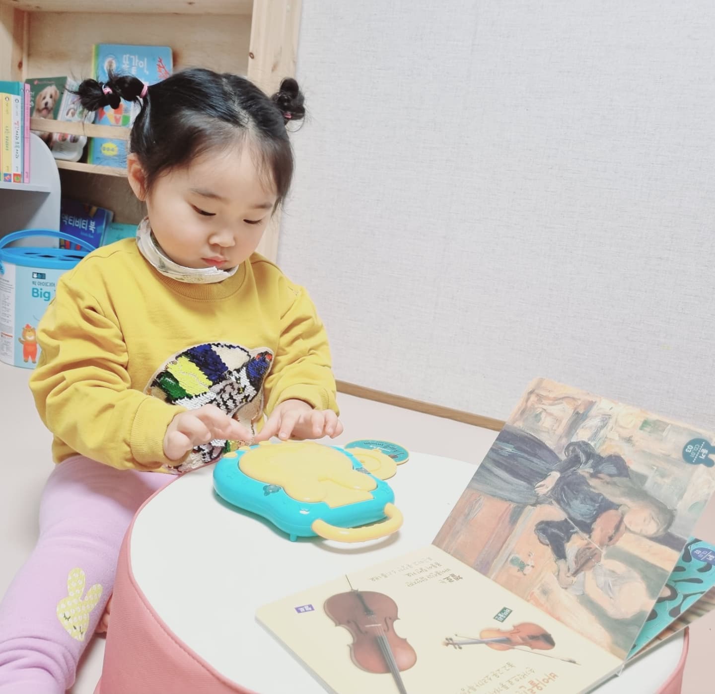 #제품협찬 이지만 찐리뷰
.
💛블루래빗 토이북 NEW 프리미엄 에디션💛

비발디 <사계>, 쇼팽 <강아지 왈츠>,
하이든 <트럼펫 협주곡> 등
클.알.못이어도 귀에 익숙한
클래식 명곡을 아이와 함께 들을 수 있는
<베이비 클래식 뮤직 플레이어>👍
.
아이의 정서적 안정뿐 아니라
두뇌발달, 음악적 감수성까지 키울 수 있으니
요즘 라파의 최애 장난감 이랍니다😍
.
#블루래빗 #토이북 #아기전집 #사운드북 #클래식장난감 #전집추천
