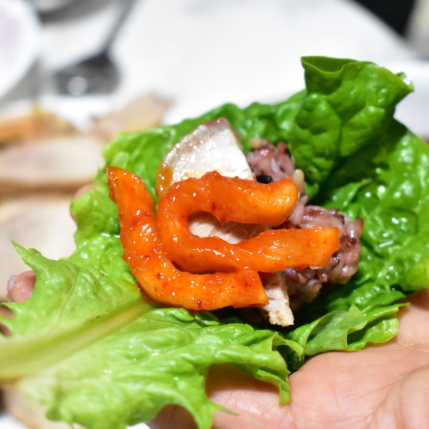 #협찬

펀잇푸드 무김치 5kg으로 정말 맛있고 행복한 밥상을 준비했습니다.
평소에 수육이나 족발을 자주 먹는 편인데
솔직히 배달은 너무 비싸고 우리 가족이 먹기엔
양이 부족해서 치즈맘네는 집에서 해먹는답니다.
그런데 보쌈김치는 할 수가 없어서 정말 아쉬웠는데요,,

펀잇푸드 무김치를 알게 되어 요즘 너무 행복해요^^

백퍼 국내 생무를 사용하고
국내 공장에서 만들고
방부제나 보존제가 안 들어가요.

그래서 먹을 만큼 소분해서 4℃ 이하 냉장보관하면서
2~3주 이내 먹어야 한다고 해요.
당일 생산이 원칙이며 생산 전 과정 직접 관리하기 때문에 더 믿음이 간답니다.

보쌈김치 특유의 그 꼬들함이 느껴졌어요 ㅎㅎ먹어보자마자 바로 이거다!!라고 외쳤어요 저도 모르게 ㅋㅋㅋ

보쌈이나 족발, 오리, 훈제류, 닭 등 모든 요리에 다 잘 어울리는 족발무김치 / 보쌈무김치에요.

펀잇푸드 포장지에 보면 제조일자가 있으니
확인해 보시면 신선하게 갓 담은 무김치라는걸 알 수 있습니다.
지금 무가 한창 맛있을 때라서
지금이 제철 무김치 맛볼 때기 때문에
펀잇푸드 보쌈무김치 겨울 가기 전에 꼭 드셔보세요!

#보쌈무김치 #족발무김치 #보쌈용무김치 #족발용무김치 #무김치
#무채김치 #생무 #무생채 #보쌈속김치 #국내산김치