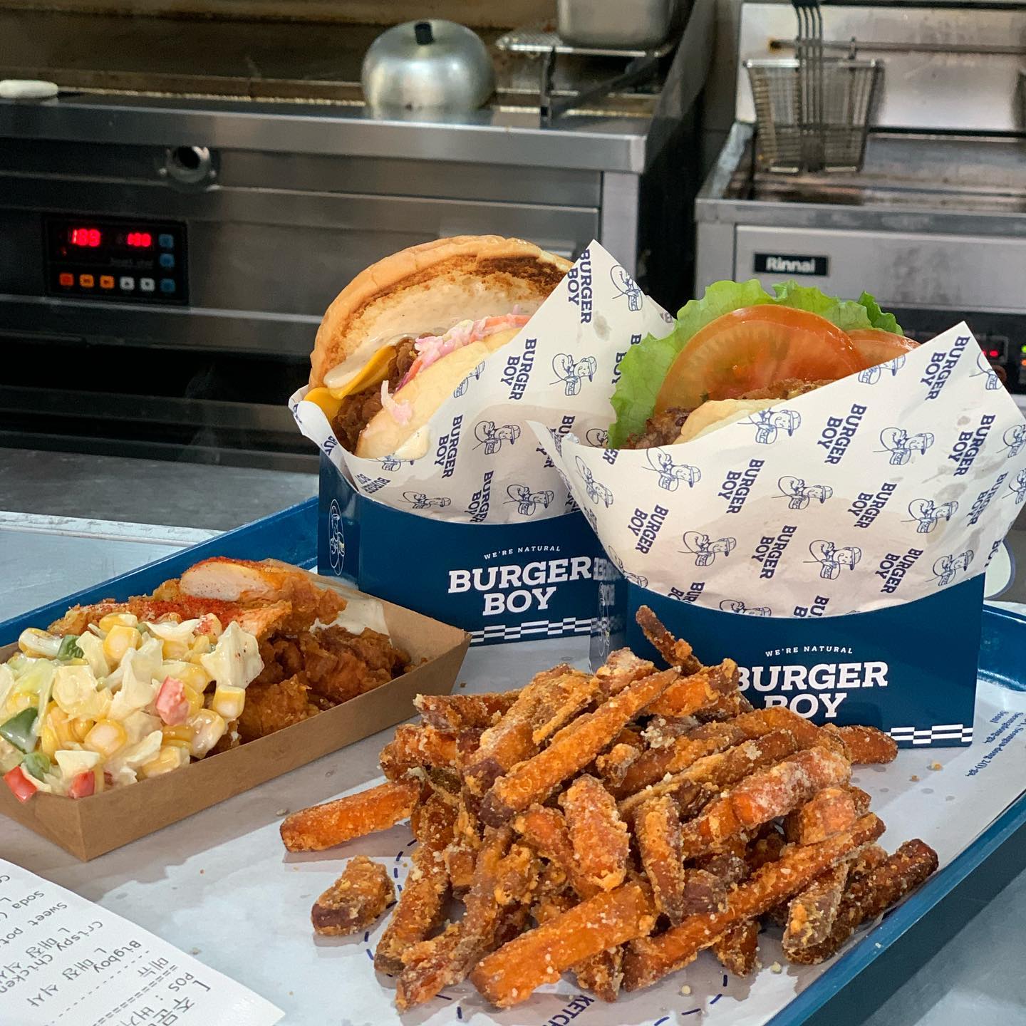 #용산맛집 #버거보이

오늘따라 수제버거가 땡겨서 검색하다가 발견한 버거보이! 
여기저기 포토존이 많아서 사진 찍고싶었지만 몰골이 말이 아닌지라 먹는데 집중했어요!ㅋㅋ

저는 베스트 메뉴 위주로 주문했어요
🧾 빅보이버거, 크리스피치킨버거, 고구마튀김, 콘&치킨, 탄산음료 토탈 32200

빅보이버거는 새우와 소고기 패티로 가장 인기메뉴이고 잘나가는 이유가 있더라구요 담백한듯 구성이 좋아서 정말 든든!!
막 튀겨져 나온 패티들이 뜨거워서 입천장 다 데였지만 너무 맛있었네요

그치만 제 원픽은 크리스피치킨!!
다리살이 오동통 버거두께가 엄청나요! 
브리오쉬번에 촉촉한 식감과 크리스피치킨 그리고 피클느낌의 코우슬로가 느끼하면서도 새콤하고 맛있었어요!
할라피뇨는 셀프로 가져다먹을 수 있어서 한입당 한개씩 먹었어요 ㅎ◡̈

고구마 프라이즈도 맛있었지만
역시 버거엔 감튀가 진리 아니겠어요??
뭔가 음료가 단초로워서 조금 아쉬웠지만요ㅠㅠ 밀크쉐이크 있었으면 넘 좋았을듯!

직원분들도 넘나친절해서 대만족 하고왔네요!! 외국 느낌 뿜뿜 ! 추천합니다♥️