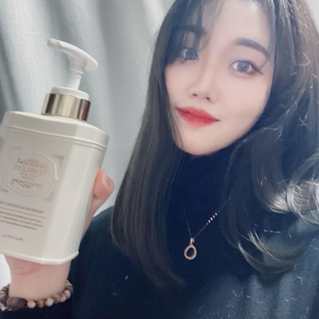 “#광고 #협찬 #제품제공 > 피부가 마시는 차☕️, 티블레스 < ‘앤틱 모이스처 로션’ 바르는 순간 은은하게 홍차 향이 나면서 촉촉하게 피부에 바로 흡수되는 ‘티블레스 앤틱 모이스처 로션’🤍 브랜드를 대표하는 문구인 ‘피부가 마시는 차…”