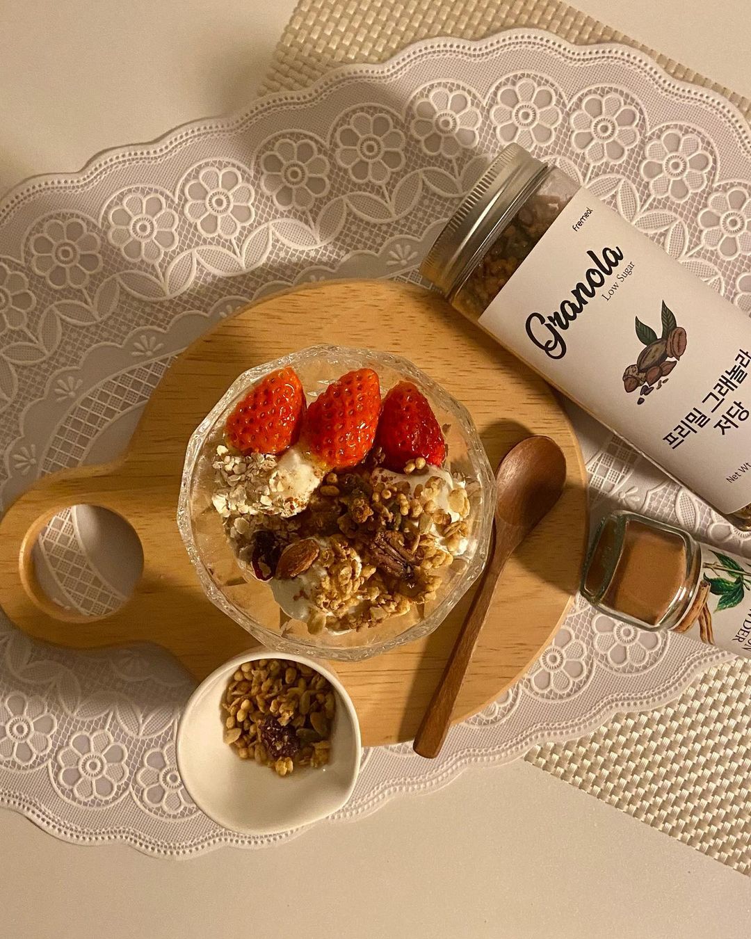  “#협찬 시니 홈카페🏡 시니메이드 그릭요거트🥣 수제 그릭요거트 + 딸기 + 저당 그래놀라 + 오트밀 + 꿀 + 시나몬파우더 극강의 집순이.. 한 때 집꾸미기 사진 정-말 많이 올렸는데 경지를 넘어 집누에..(🐛)가 되어버려 업로드를 통 안…”