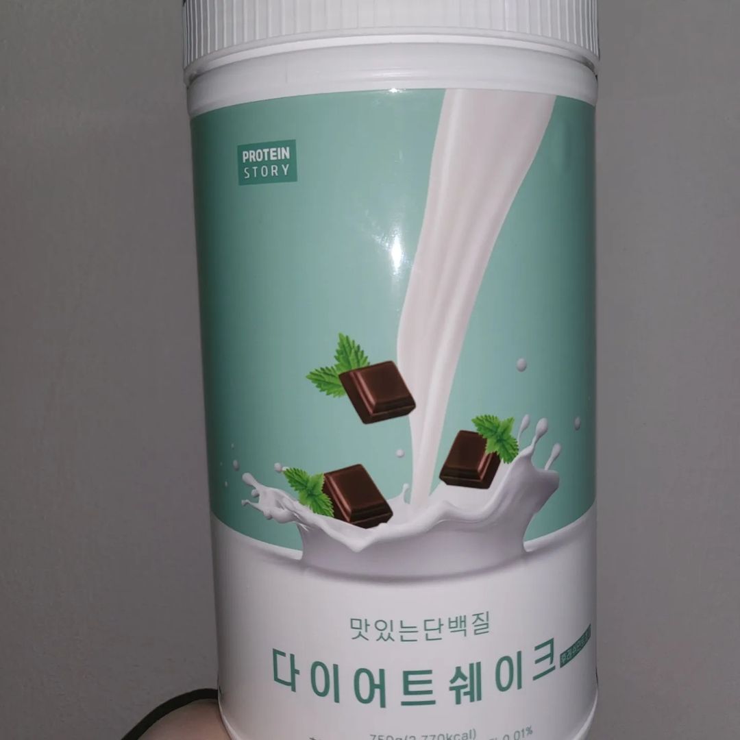  “#협찬 민초를 좋아하긴 하지만 민초맛 프로틴 쉐이크는 첨이라 맛있을까 걱정 엄청 했는데 진짜 생각보다 맛나서 놀랐어요.. 전 아몬드 브리즈에 타서 먹었는데 이것도 맛있고 우유에 타먹어도 맛있습니다! 여러분들도 프로틴 스토리 쉐이크먹고 맛있는 다이어트…”