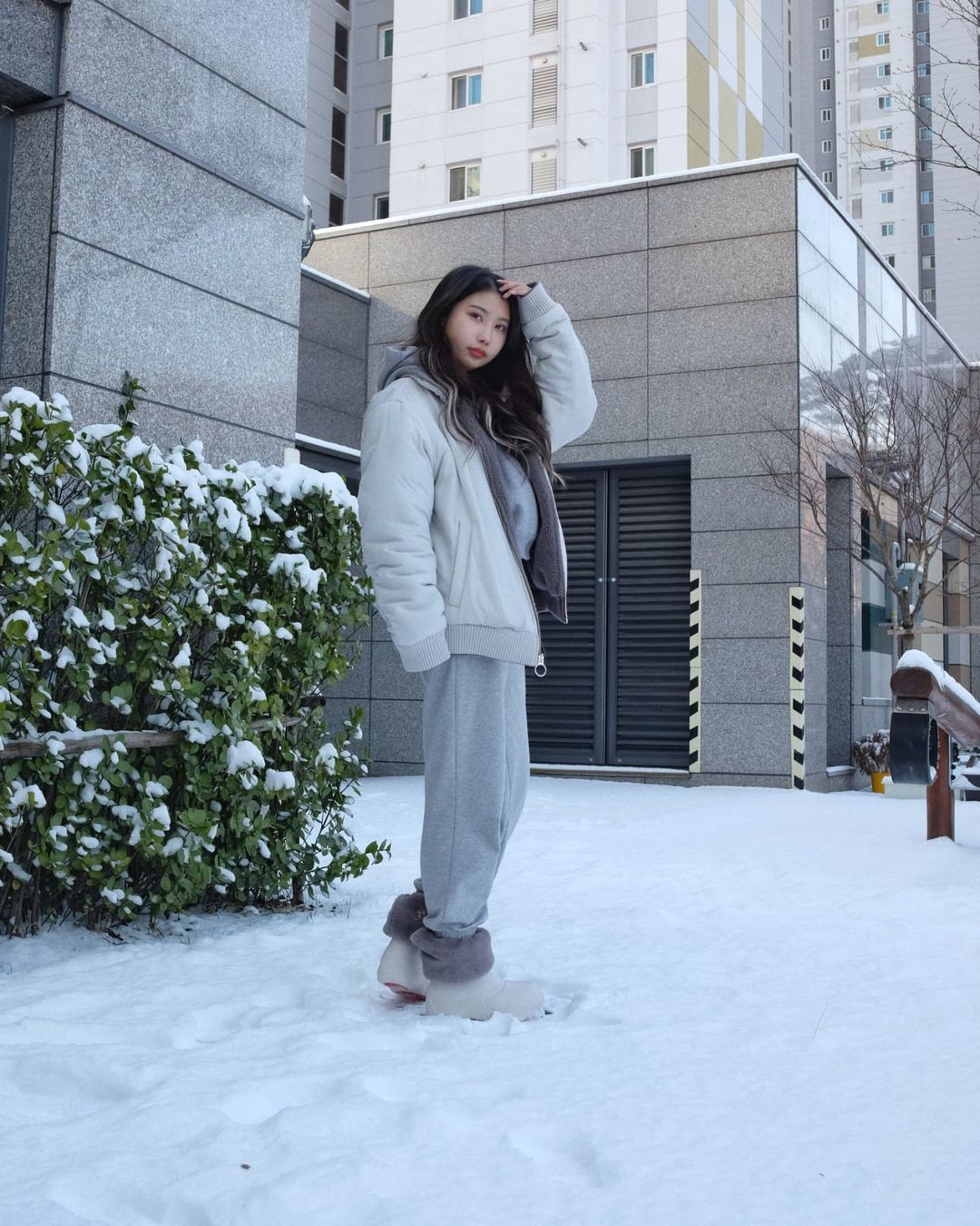 “사부작사부작 ☃️눈사람도 열심히 만들어봤는데... 윈터부츠가 도착했는데 마침 눈이 와버렸다🤍🤍 남편이랑 같이 눈밭을 걸어도 나는 빠지지않지:) 토시 덕에 발도 시렵지않지 이쁜건 일석이조 @oslo_n.59 #광고 #오슬로엔오십구 #겨울부츠 #윈터부츠…”