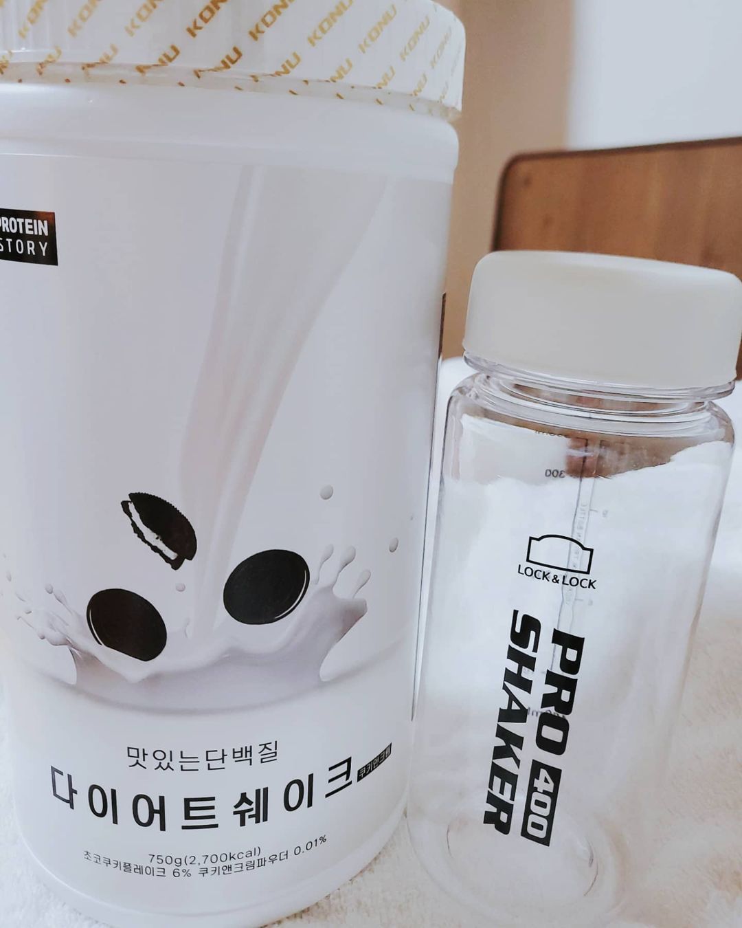  “#협찬 ㆍ ㆍ 맛과 영양 무엇하나 놓칠 수 없기에 선택한 #프로틴스토리 🖤 ㆍ 12가지 맛중에 먹어본 #쿠키앤크림 'ڡ'४ ㆍ 우유에 2스푼 넣어서 쉑쉑 해주니- 달다〰️구리하면서 너무 맛있어요🤍 ㆍ 5가지 동ㆍ식물성 균형있는 단백질과, 엄선한…”