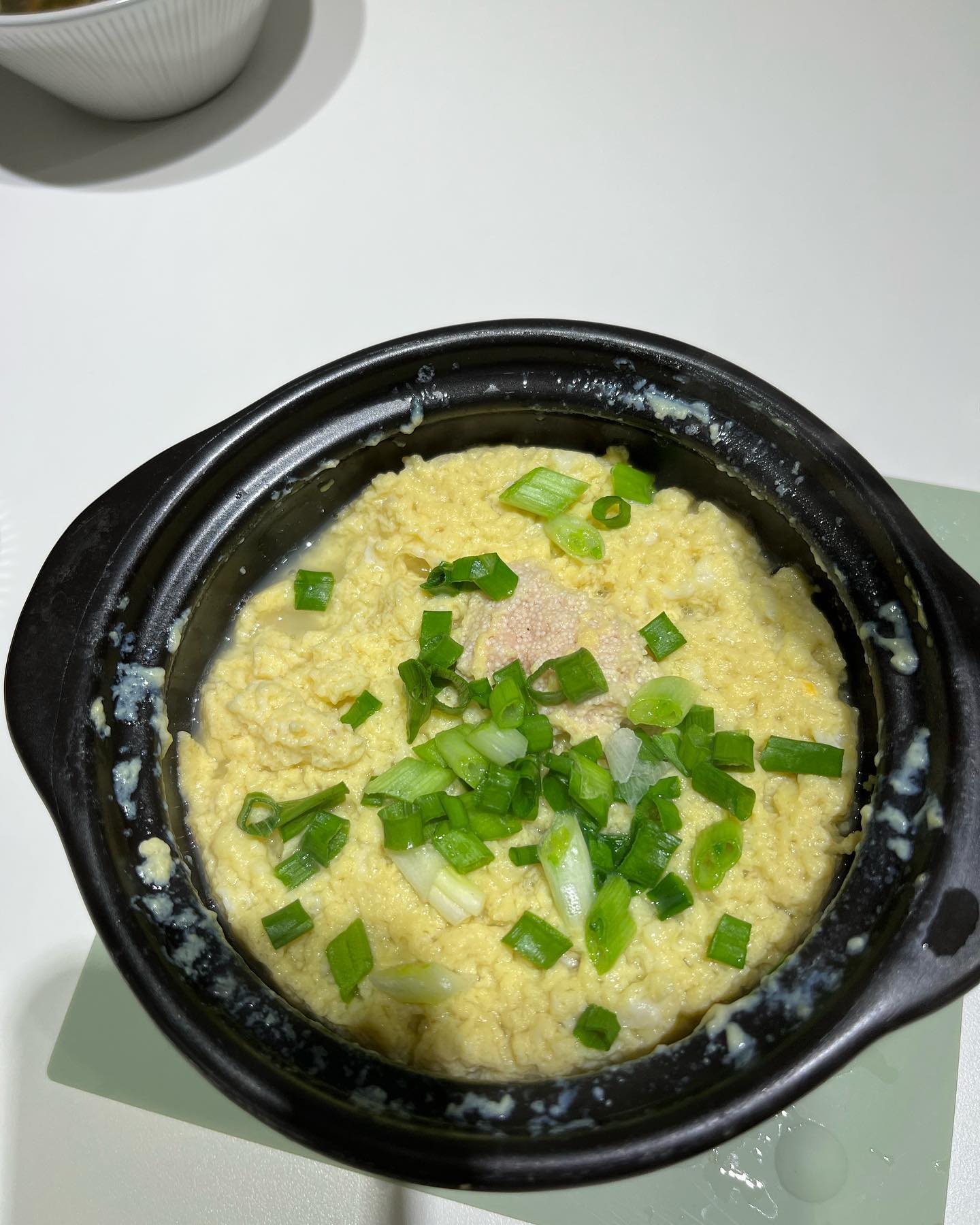 명란계란찜💛

제일 간단한데 막상만들면 식당에서 먹었던 그맛이 안나고 태워버리기 쉬운데 불조절만 잘하면 성공10000%
백명란 넣으면 따로 간하지 않아도 되니까 간맞추기도 쉽고 세상간단!! 명란을 중간에 넣고 뚜껑을 덮으니까 골고루 익어서
먹을때 씹을수록 고소함 🧡

촉촉하게 잘되서 너무 맛있다👍

매일 달걀2개씩 드시는 편식심한 
우리아들 오늘 계란찜 아주 잘먹네!!
야채절대 안먹고 고기도 구운곳만 먹고 밥먹는걸 제일 싫어하고 매일 똑같은 국도 안먹고 하악하앍😤
계란후라이 삶은계란만 잘먹었는데 
오늘 계란찜은 잘먹네!!ㅋㅋㅋ😍🥳#뿌듯

#오늘뭐먹지 
#명란계란찜
#저녁메뉴
#편식쟁이#맛있게냠냠
#아들맘#잘먹어줘서고마워
#엄마밥#상전아들#밥에집착하는#엄마