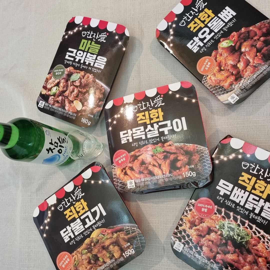  “#협찬 #한잔애 #직화안주 #술안주 이만한것들이 없죠? 예전에 술마실때 매일보던 친구들인데. 피드사진은 술병으로 채웠지만. 실은 남의편 밥만찬으로~~ 먹었답니다. 늦게 들어와서 밥안먹었다고. 아띠 퐉~~띵하죠? 이럴때 전자레인지에…”