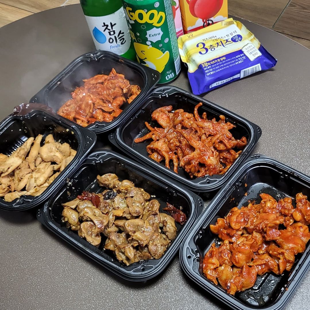  “[#협찬] ❤️ 이번에 #한잔애 야식으로 먹었는데요 🥺 세상에 너무 맛있는거 있죠.. ❤️ 양념된 매콤한 무뼈닭발, 목살구이는 정말 일주일치 스트레스도 날려버릴만큼 매콤하게맛있었어요 🤩 리얼 직화라 그런지 불맛이 아주 그대로 살아있더라구요 🥰 닭목살…”