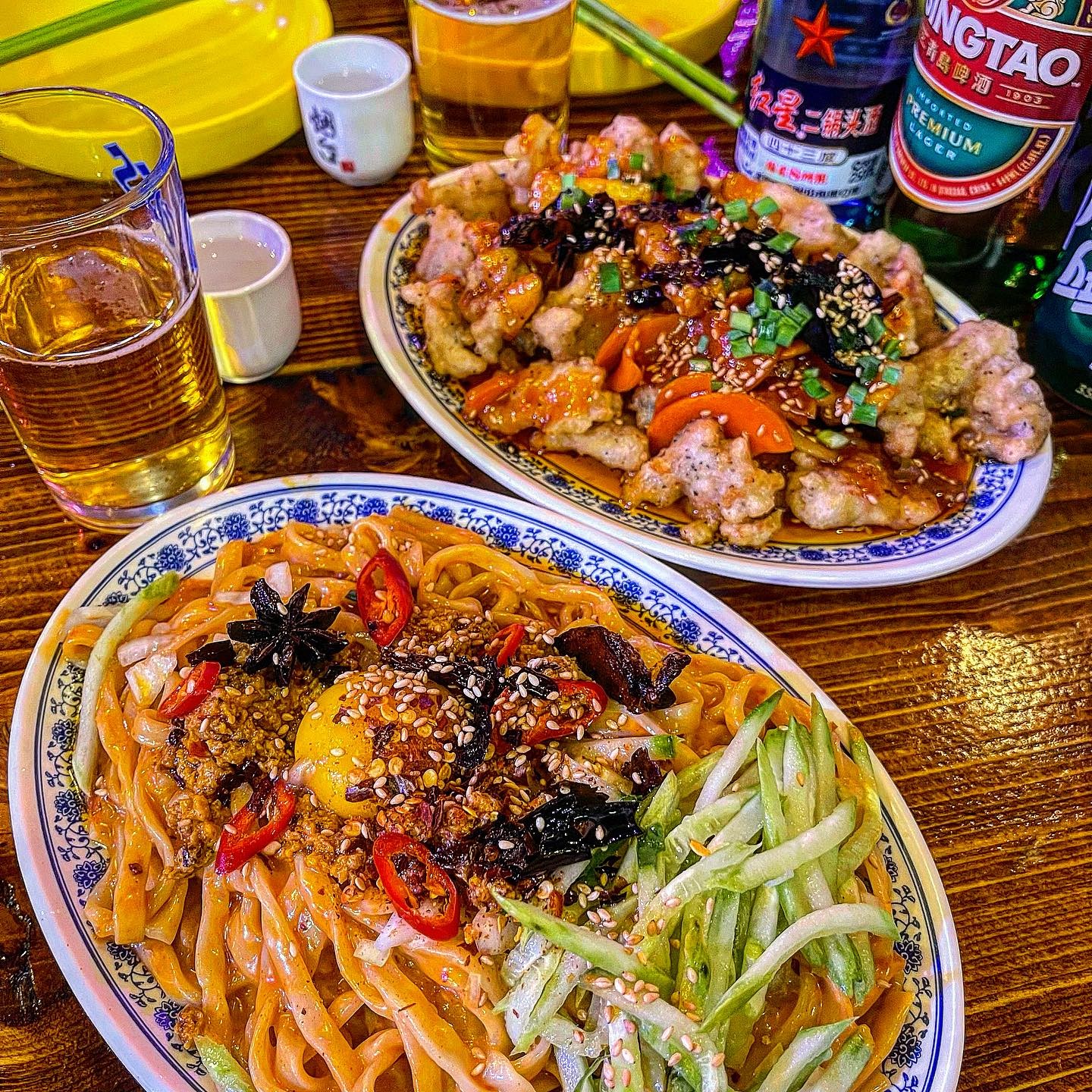 📌 #문래맛집 - #통통 #tongtong 

💘 맛도 Vibe도 홍콩 현지 그대로 느낄 수 있는 문래동 핫한 술집 🍻🇭🇰

통통에서 헝그리 픽 1위는 #단단포크비빔면 이예요‼️❤️ 쫄-깃한 칼국수 같은 면을 다진 돼지고기를 섞어 짭짤 고소한 땅콩소스, 매콤하고 다양한 홍콩 스타일의 향신료와 같이 비벼 차갑게 먹는 비빔면😋 꼭 시켜서 드셔보세유

#크리스피탕수육 은 말그대로 바삭쫄깃함이 끝까지 유지돼요! 소스는 보통의 탕슉소스가 아니고 약간 묽은 홈메이드st 케찹맛? 암튼 전 너무 맛있게 먹었어요 ㅎㅎ 

#스트리스만두슾 은 숙주가 생으로 나와 국물에 한 숨 죽여 먹는건데, 제가 예민한건가(?) 한참 뒤에 먹어도 생숙주의 비릿함은 그대로 가더라구요ㅠ 만두는 특색있는 만두가 아니라 그냥 고향만두 ㅋㅋ 헝그리는😵 비추해요! 

토요일 5시 20분에 가서 웨이팅 적어놓고, 6시 25분에 들어갈 수 있었어요! 가게가 작고 술과 함께하면 좋을 음식이라 회전율은 낮은 것 같아요ㅠ 

화장실은 따로 없고 문래동 공용화장실을 이용해야하는데 가게와 거리가 좀 있었어요! 그래도 깨끗함! 

향신료에 거부감 없고 평상시 먹던 음식말고 색다른 경험을 술과함께 해보고싶다! (꼭 술이 아니여도 좋지만ㅎ)하시는 분들 방문 추천드려요ㅎㅎ 웨이팅만 없다면 2차로 가시면 딱 좋을듯😉

💸 단단포크비빔면 9,000원
  통통한 크리스피 탕수육 10,000원 
  스트리트 만두슾 9,500원 
  이과두주 15,000원
  칭따오 7,000원

❤️‍🔥 3.5/5

#헝그리_문래 #헝그리_홍콩 #헝그리_영등포 #헝그리_술집