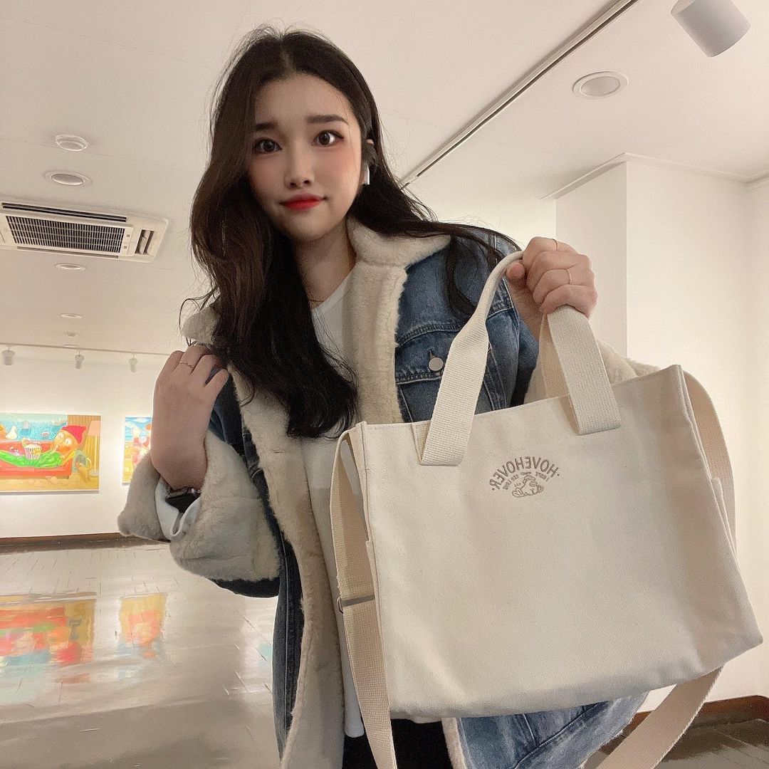 윤주 on Instagram: “#faav #협찬 #광고 👜 - @faav.official @faav.connect @hovehover.official - #selca #selfie #ootd #selfietime #daily #셀피 #셀카 #일상 #좋아요 #오늘의훈녀…”