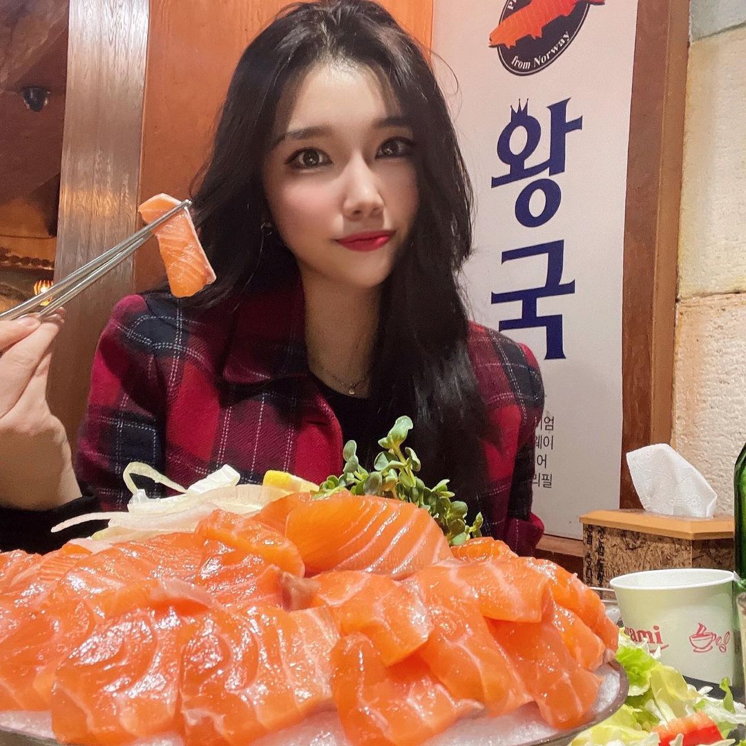 윤주 on Instagram: “#협찬 #광고 연어킬러 주목🥰 연어 왕국 갔다왔는데요 !! 인테리어는 모든 남녀노소 부담없이 즐길수 있는 분위기 였어요! 게다가 단체석이 있어서 회식 장소 모임