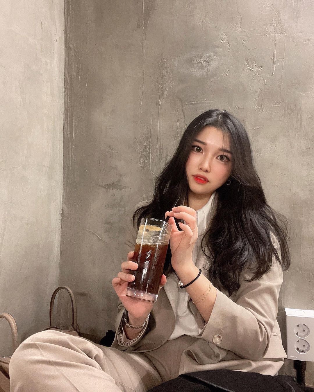 윤주 on Instagram: “#협찬 저는 얼죽아라 아이스로 먹어봤는데요 ~ 드립으로 내려먹으면 보통 옅어 지잖아요 그래도 !! 절대 그 향이나 맛이 옅어지지 않더라구요 ! 질소충전 포장으로