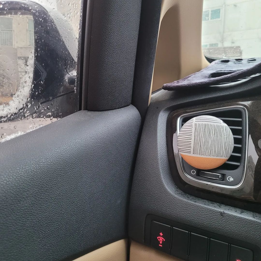밤찌랑클램♡ on Instagram: “#협찬 이렇게 예쁜 차량용방향제 보셨나요? 흔하지않은 디자인과 고급진 퀄리티 그리고 향기 천연 소가죽에 그림을 입히고 하나하나 핸드메이드로 마무리😌 선