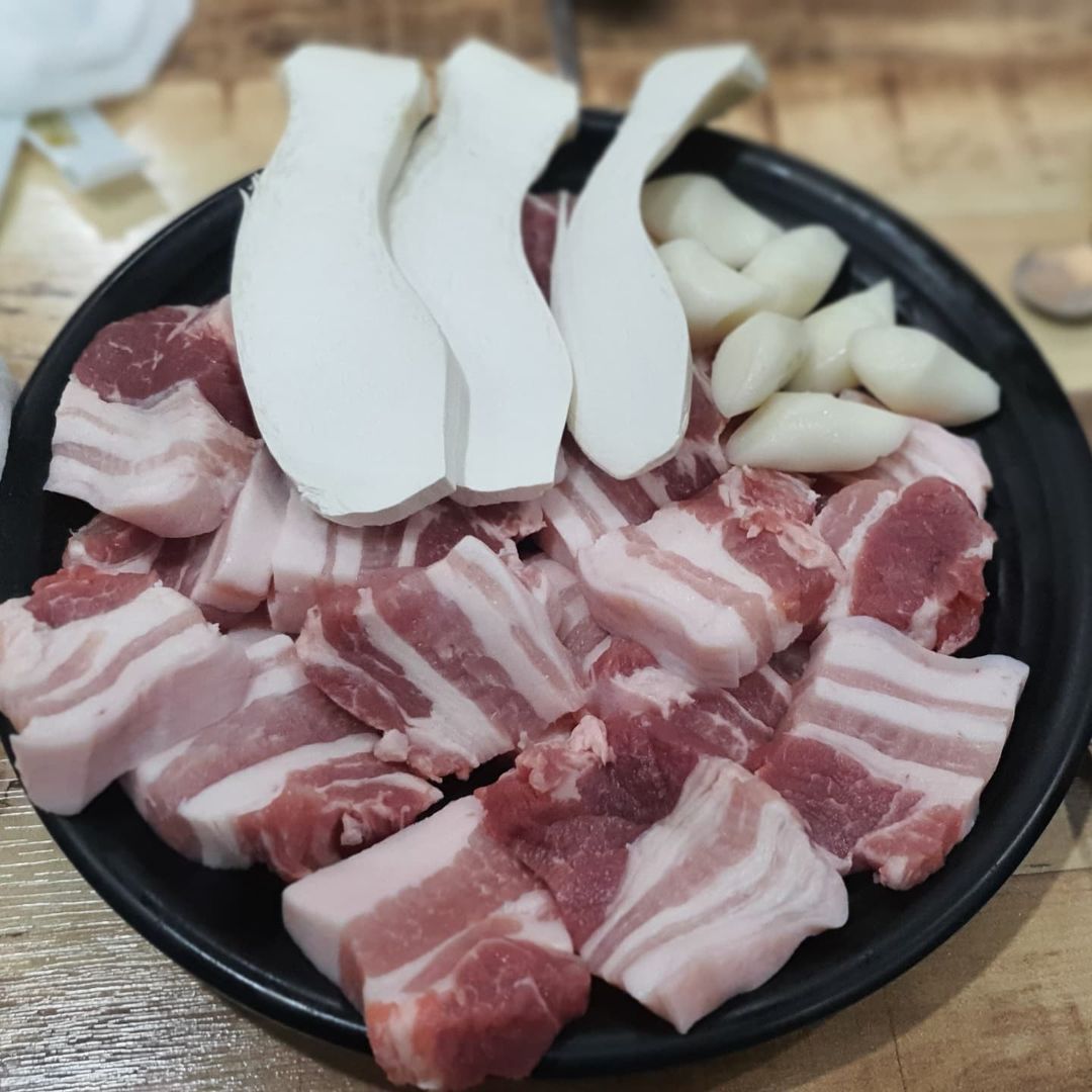 한량동진 on Instagram: “다산 대호생고기.. 다산에 가성비 좋은 고기집 발견.. 일반고기집과 비교해도 양도많고 특수부위와 삼겹살의 가격차이가 없는것도 큰메리트네요.. 요즘같은시국에 김