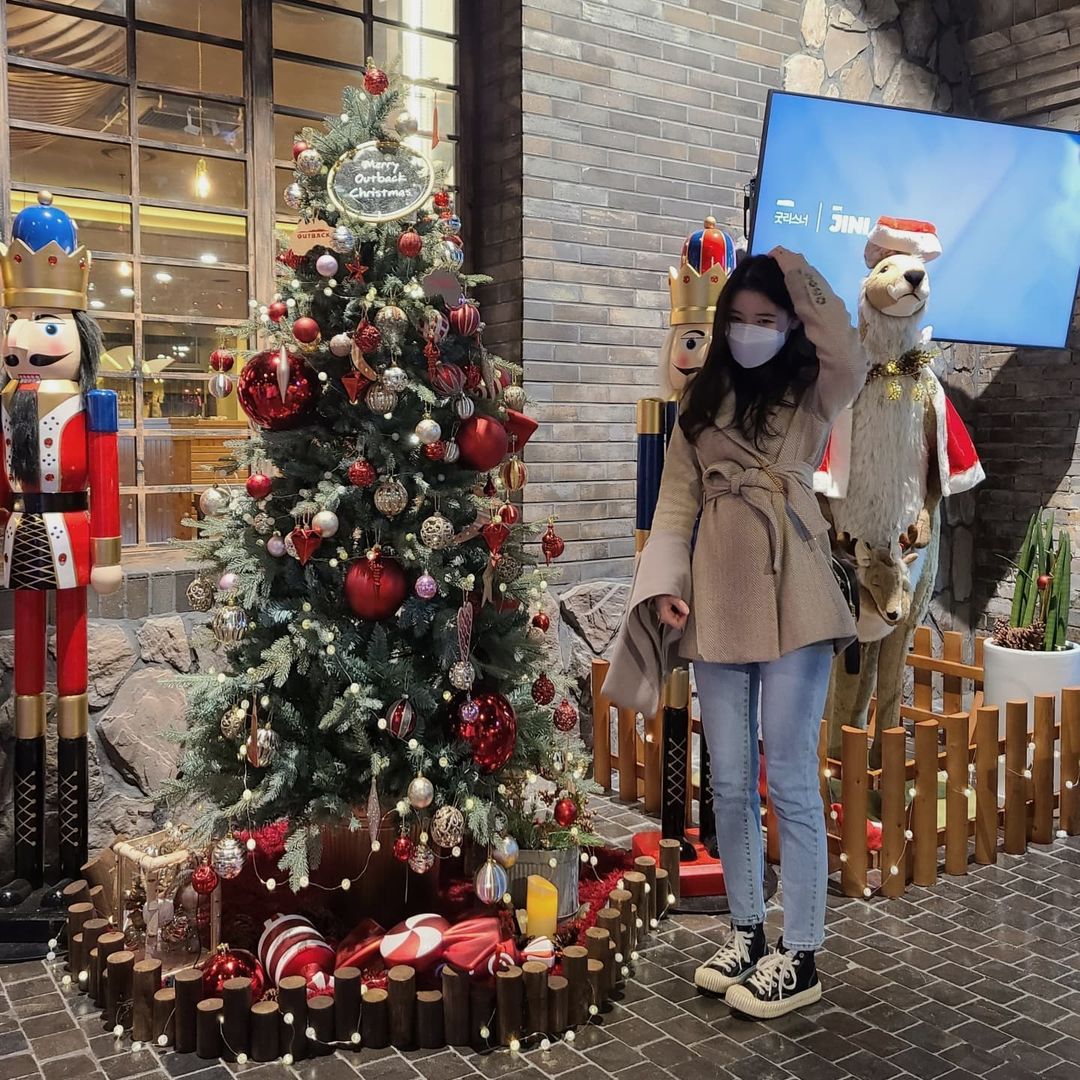 @ah_dami on Instagram: “2 0 2 1 1 2 2 7 🎄 사진 찍히는 거 못 하는 편”