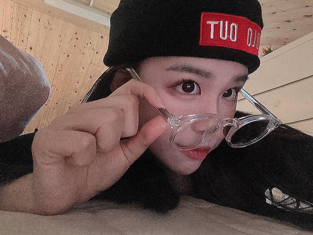 :D (160.45s)☁️ on Instagram: “@s7iluvu 👓 내 눈건강을 지키는 블루 라이트 차단 안경은 바로 요거!😎 고밀도 아세테이트 소재로, 두께 대비 가볍고 색이 깊어 패션에 연출하기 넘 좋아요~ 해외