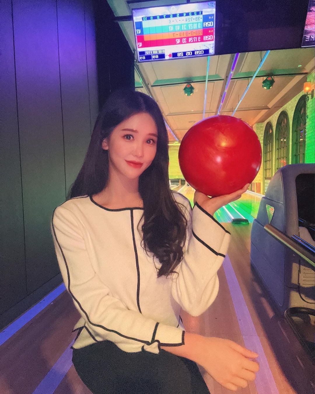 유주 🇰🇷 (@lily_ujoo) posted on Instagram: “#협찬 ⠀ 강남역 락볼링장 #템플스트라이크 다녀왔어요 전에는 하우스볼로 이백도 넘기고 했는데 에버리지도 많이 낮아지고 쉽지않더라구요!? 😂