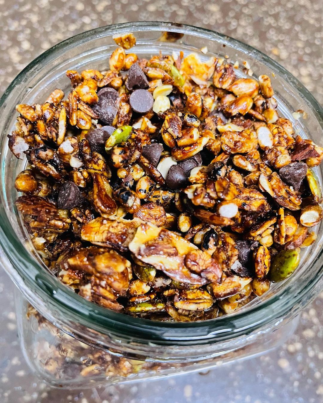 💛 on Instagram: “#협찬 #솔직후기 🍫🥣 아침식사 챙겨먹기 힘들 때 시리얼은 좋지만 시리얼은 설탕이 많이 들어가 있는 경우도 많고 너무 단 거는 물렸는데 프리밀 그래놀라 시그니처 허니