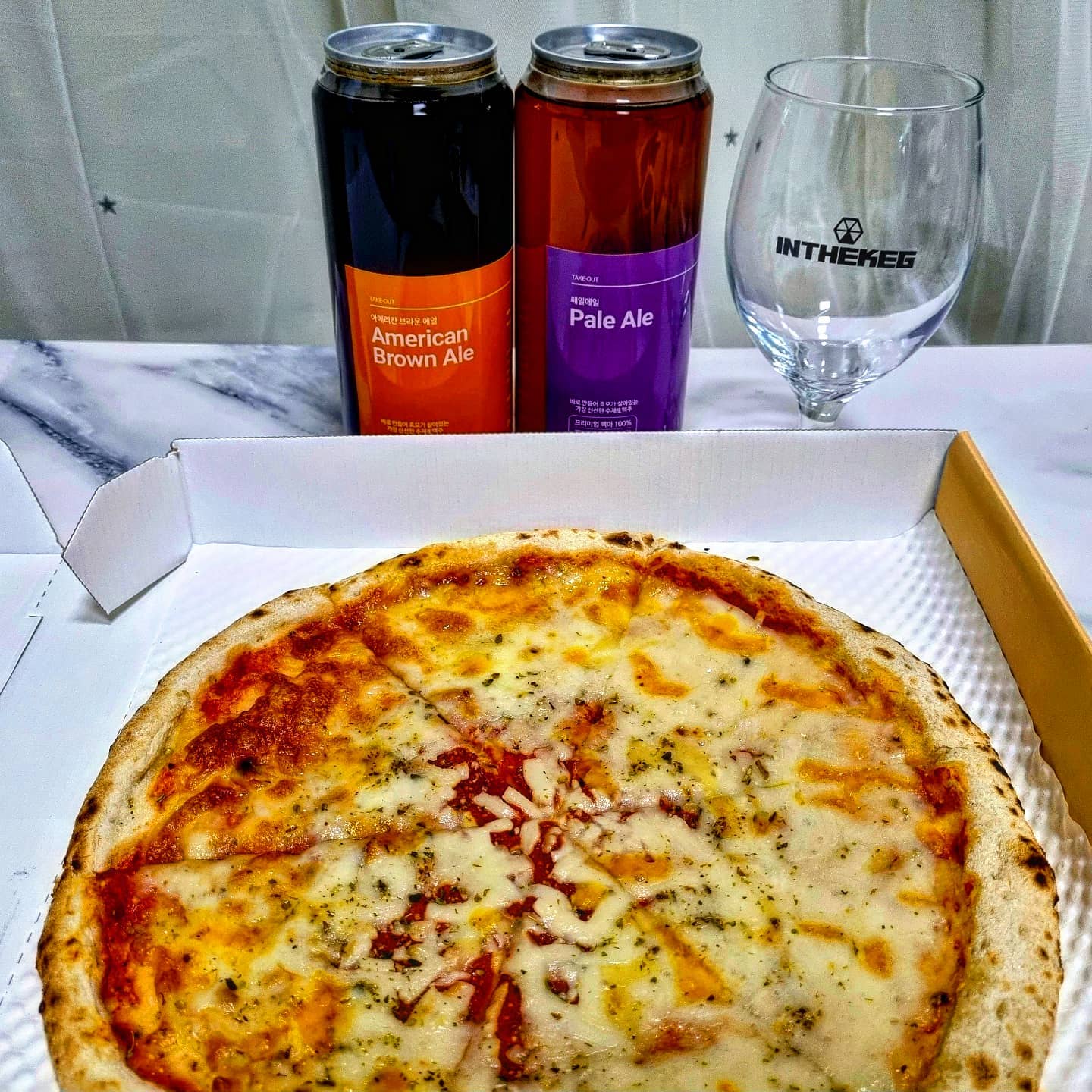 #협찬 목동에서 잘될 맥주집은 이유가 있다 ❓
신선하게 갓 만든  갓맥 수제맥주🍺
양조장이 있어 직접 맥주를 만드는데 종류도 다양하고 가격도 합리적인 갓성비였어요 그래서 갓맥인가.. 🍻

밀키트도 무인으로 구매할 수 있고 
오후 11시가 지나면 무인매장으로 전환되어 밤 늦게 맥주가 땡겨도 맛있는 맥주를 마실 수 있어요

10가지의 맥주 종류 중 흑맥주와 기본 하나씩 먹어보았어요
🔆아메리칸 브라운 에일(흑맥주)-6500 
-기본 흑맥주보다 무겁지 않고 부드러워서 흑맥주 입문자에게 좋은 맛있어요! 편의점서 판매하는 기oo을 싫어하는데 무겁지 않은 맛이 좋았어요 언뜻 커피맛이 나는거 같기도..?
🔆페일에일(에일맥주)-6500
-페일에일은 정말 기본맥주라 누구나 잘 즐길 수 있다고 생각해요4.8도의 적당한 도수와 바디감, 향 모두 거부감없어요 

⚠️2월 4일까지 모든 맥주 30%할인해요!
⚠️ 포토리뷰를 남기면 예쁜 맥주잔 증정중
✅ 오목교역 6번출구 근처 대경프라자

#목동술집 #목동수제맥주 #갓맥 #케그플레이스 #먹스타그램 #먹스타맞팔 #먹팔 #맞팔 #선팔맞팔 #선팔하면맞팔 #야식추천 #목동맛집 #오목교맛집 #목동카페 #오목교카페 #영등포맛집