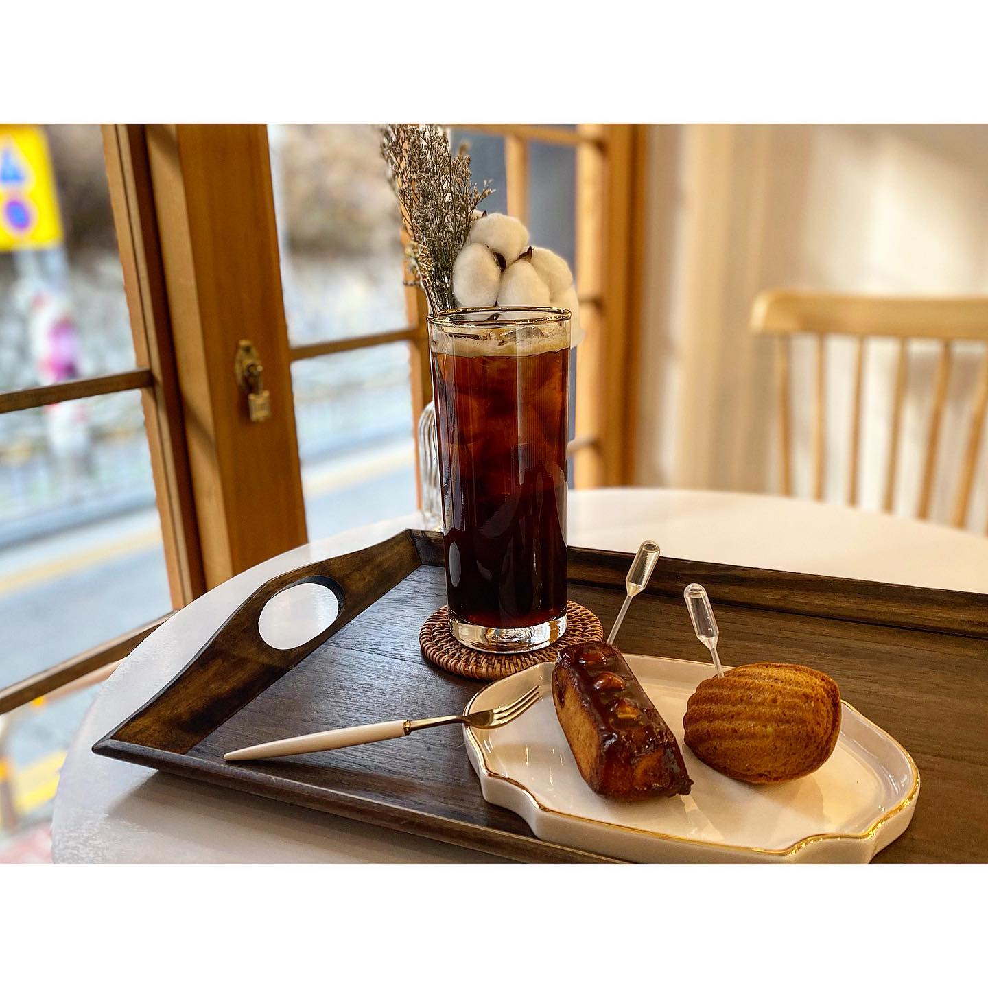 #꽁스타그램
.
.
홍대 마들렌맛집 유들렌:)
한개남은거 후딱 사버려서
다음사람 못사게 하는 쾌감이란...후후

안달아서 시럽 수혈을 해도
많이 안달아서 좋다!

여긴 사람이 진짜 많고 포장도 많고...
혼카페하기엔 눈치보여서
포장............ㅋㅋ
그만큼 로테이션도 빠르고 포장도 많더라ㅋ
.
.
#유들렌#홍대카페#서교동카페#서교동디저트 #홍대마들렌 #마들렌맛집 #홍대마들렌맛집