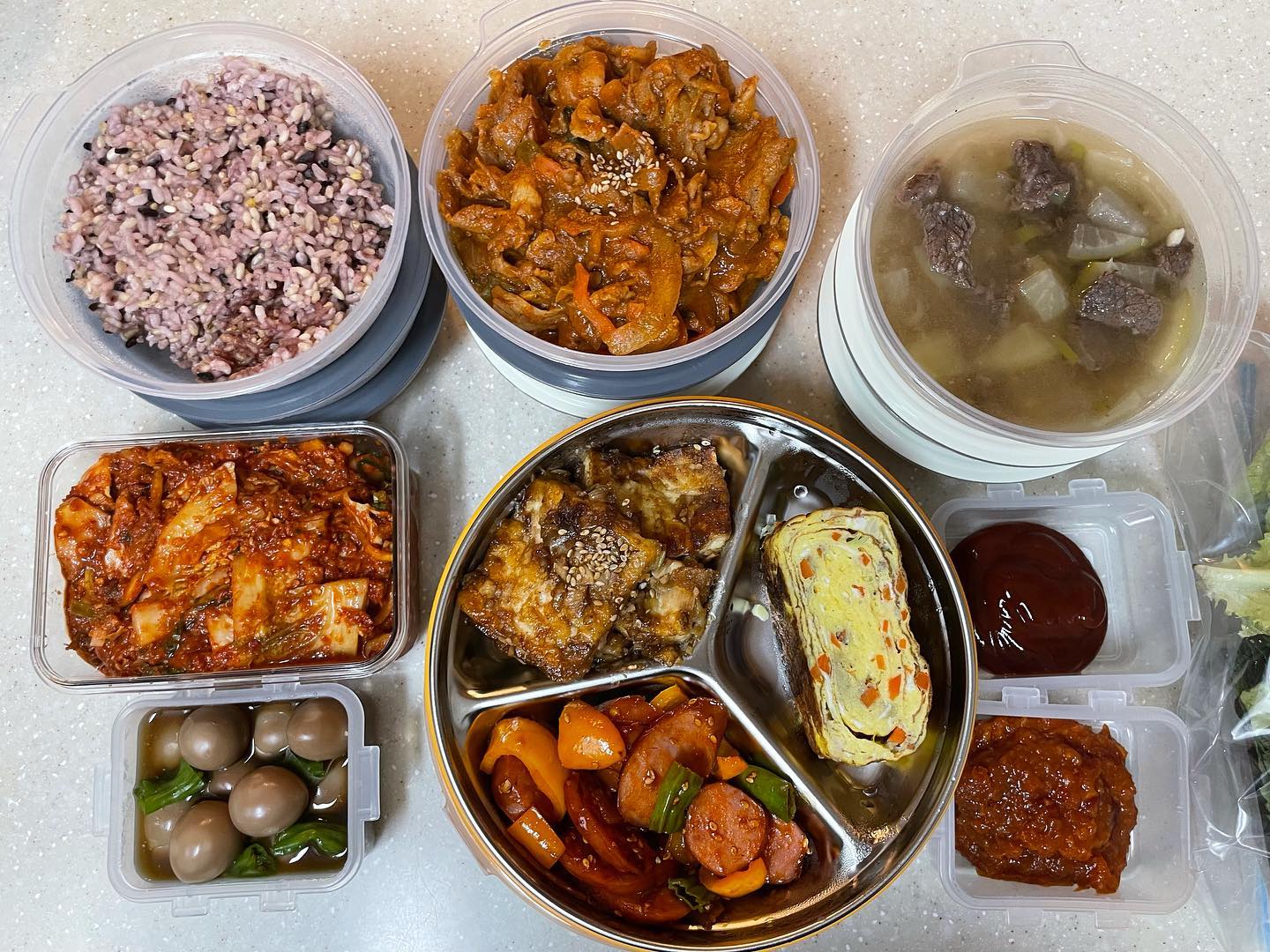 .
주말부부가 된 우리부부🥺
저번주에는 회식할꺼같다해서 안싸줬는데 회식도 안하고 궁상맞게 살다온거 있죠😤
.
다음주는 잘 챙겨먹으라고 반찬들을 챙겨보았어요.
매일 저녁밥 하는건 그나마 편한일이었네요.
하루만에 5일치 식단을 만들어내는건…🤪
.
매번 같은 반찬을 먹어야하기에 반찬구성짜는게 힘들구요. 냉장고에 두고 먹는 반찬들 위주로 구성+남편의 입맛을 고려하려니 여간 번거롭더라구요. 특히나 즤집남편은 밑반찬에 밥 안먹고 메인요리있어야하고 초딩입맛입니다💦
.
한번먹을 분량으로 메인반찬, 밥, 국 따로 담고 반찬류는 나눔반찬통에 담아서 한번에 빼먹기 쉽게 담았어요. 들고가기쉽도록 가벼운 스테인레스나 플라스틱 찬통 사용까지! 이 섬세한 배려를 남편은 알랑가몰러요
.
이번주는 어찌저찌 챙겼지만 앞으론 또 뭘 해야하나 고민가득이네요.
남편은 사진찍는 저를 보면서 현모양처코스프레에 이용당했다는데 ㅋㅋㅋㅋㅋ 제 목적은 피드 박제해놓으면 꾸준히 챙겨주지 않을까 하는 생각입니다.
감시자가 필요한 수동적인 사람이니깐요😝
.
요번주는 소고기뭇국, 계란말이, 매추리알장조림, 두부조림, 소세지야채볶음, 제육볶음, 쌈채소챙겨보았어요.
.
#고니네집밥 
#주말부부반찬