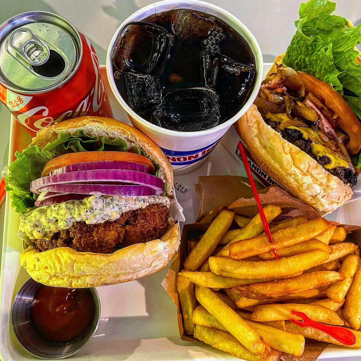 📌 #동인천맛집 - #레바논버거 

💘 동인천 맛있고 든든했던 수제버거 맛집 🍔🍟 ♥️ 

친구는 오리지널버거, 전 새우버거 먹었는데 여러분... 이 집 새우버거 맛집 ‼️ 헝그리 입맛 제스티살룬 보다 맛있었어요!!! 😵 제스티 살룬 새우버거는 저에겐 싱거웠어서 명성보다 아쉬움이 많이 남았었는데요ㅠ 이 집은 칼칼한 후추향 가득 감칠맛 소스와 새우가 많이 들어있어 탱글한 패티, 느끼함을 잡아주는 생양파가 한 입 넘치게 들어와요❤️‍🔥 

근데 먹고 나면 하루종일 생양파향이 입에 맴돈다는 단점... 그거 감안하고 드세요 ㅋㅋㅋ 😷 

오리지널 버거는 언니 말론 이거 먹으러 인천까지 올 정도는 아니고 동네에 있으면 몇 번 가볼 정도?? 버거 덕후 언니는 맛있게 먹었데요!! 😋♥️ 이건 볶은 양파를 넣어서 먹고 난 뒤 입안이 깔끔해요! 

💸 오리지널버거 7,400원 
  쉬림프버거 9,000원 
  탄산. 감튀 세트로 변경 +4,000원

❤️‍🔥 3/5. 

#헝그리_인천 #헝그리_수제버거 #헝그리_동인천