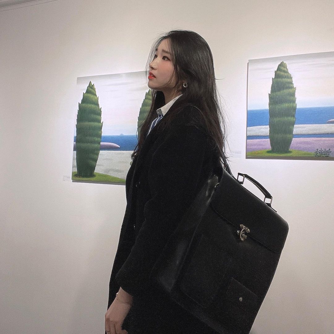 윤주 on Instagram: “#협찬 백팩✨ 디자인 실용성 둘다 너무 완벽하다..너무 이뻐 ㅜㅜ 백팩 별로 안좋아하던 나의 고정관념을 부셔버렸어.. 수납공간은 말해뭐해.. ㅠㅠ노트북도 충분히