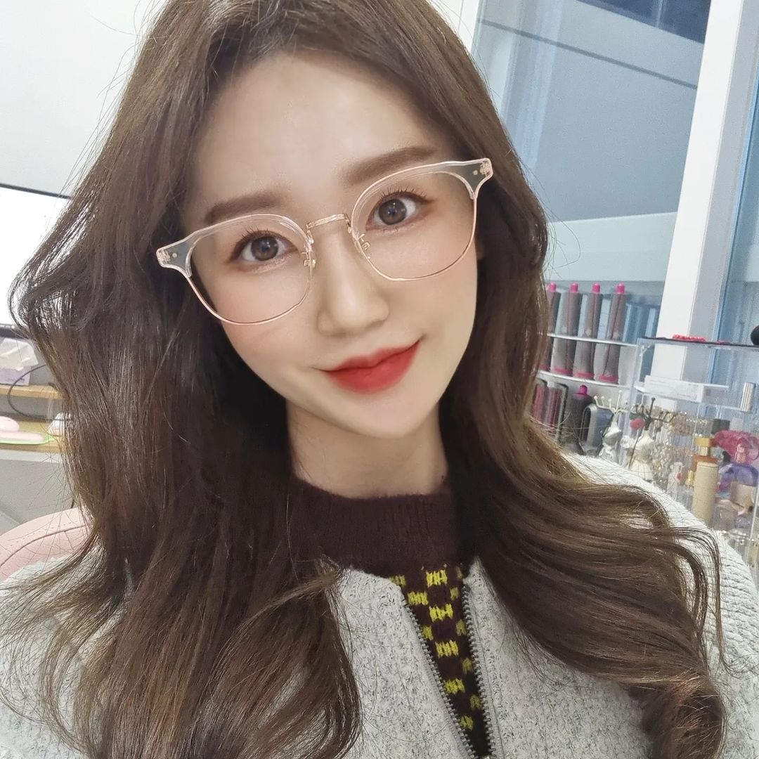 𝗬𝗘𝗝𝗜 예지 💖 on Instagram: “요새 예쁜 안경 쓰는 재미에 재택 근무 열심히 하는 중👓 이런 투명+골드 안경 쓰고 싶은데 나한테 찰떡인 디자인 찾았다❗ #안경추천 #안경스타그램 #안
