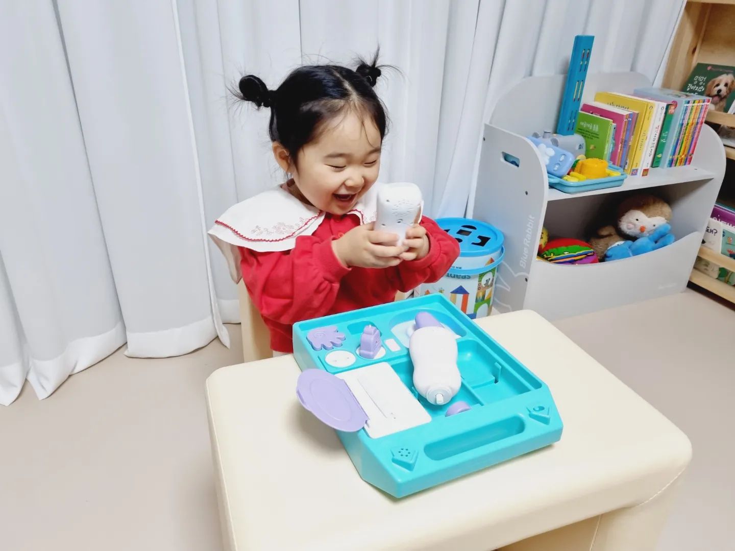 #제품협찬 이지만 찐후기

💛블루래빗 토이북 뉴 프리미엄 에디션💛
<내맘대로 OK BOX>
.
실제와 모양과 기능이 비슷한 <OK BOX> 안에서는
로션을 마구 짜도, 
콸콸콸 수도꼭지를 틀고있어도,
전기코드를 꼽았다 뽑아도 항상 OK!!
.
블루래빗 덕분에 "안 돼!!"라는 말을
훨~~~씬 많이 줄일 수 있고
아이에겐 탐구심을 막지 않을 수 있으니
모두에게 룰루랄라.
역시 국민전집👍
.
#블루래빗토이북 #블루래빗 #토이북 #국민전집 #아기전집 #유아전집 #OKBOX 국민육아템
