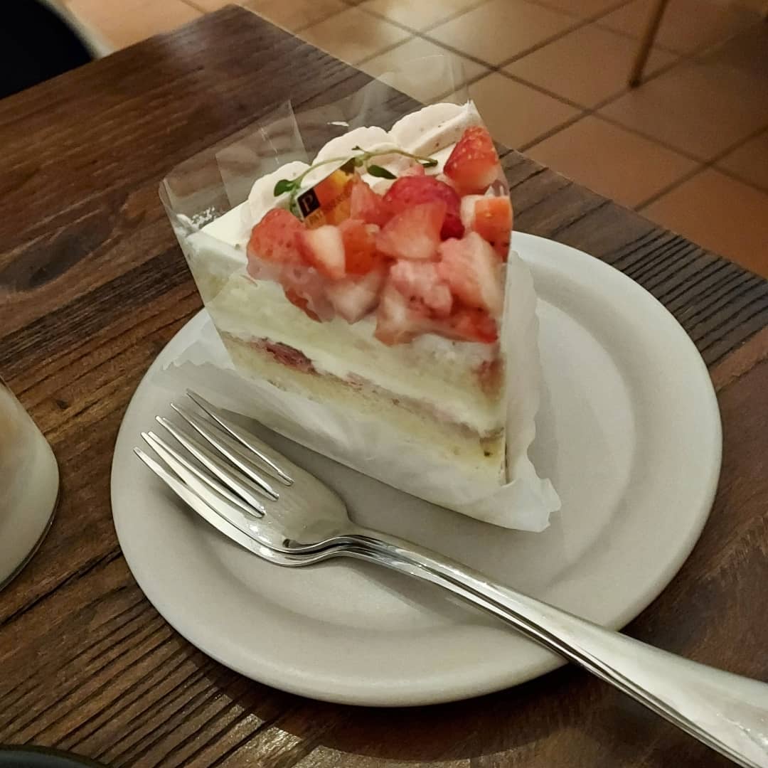 딸기철엔 무조건 먹어야하는 #딸기 케이크 🍓🍰
#맛남살롱 #부천시청카페 #부천카페