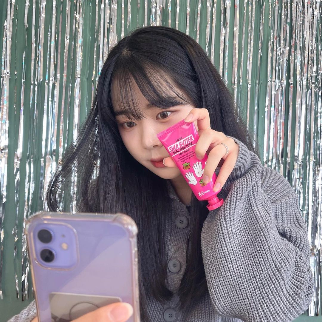 류수아 on Instagram: “#협찬 @evvora_official 손과 발만을 위한 세트 구성이 잘 없는 편인데 이 제품은 올인원으로 케어가 가능해서 선물용으로도 정말 좋은 제품인 것 같아요🤍 핸드크림