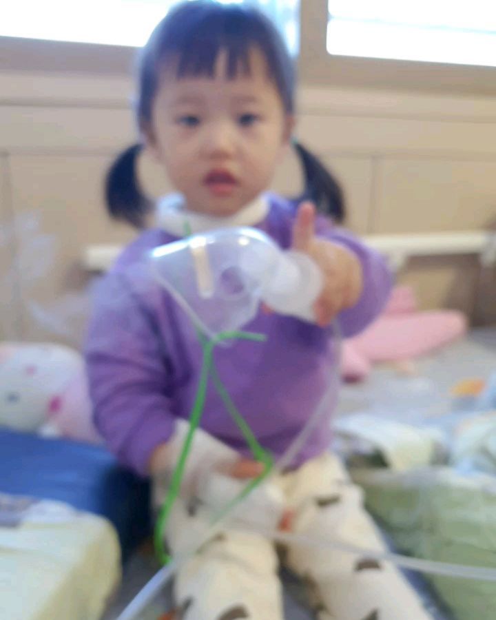 #생후685일 
병원생활에 적응 끝
호흡기치료도 그렇게 거부하고 울더니
이젠 호흡기치료도 스스로 척척
역시 3살언니👍👍

#어서쉬해
#집에가게
#병캉스
#적응하니끝났네 
#남이차려주는밥이최고