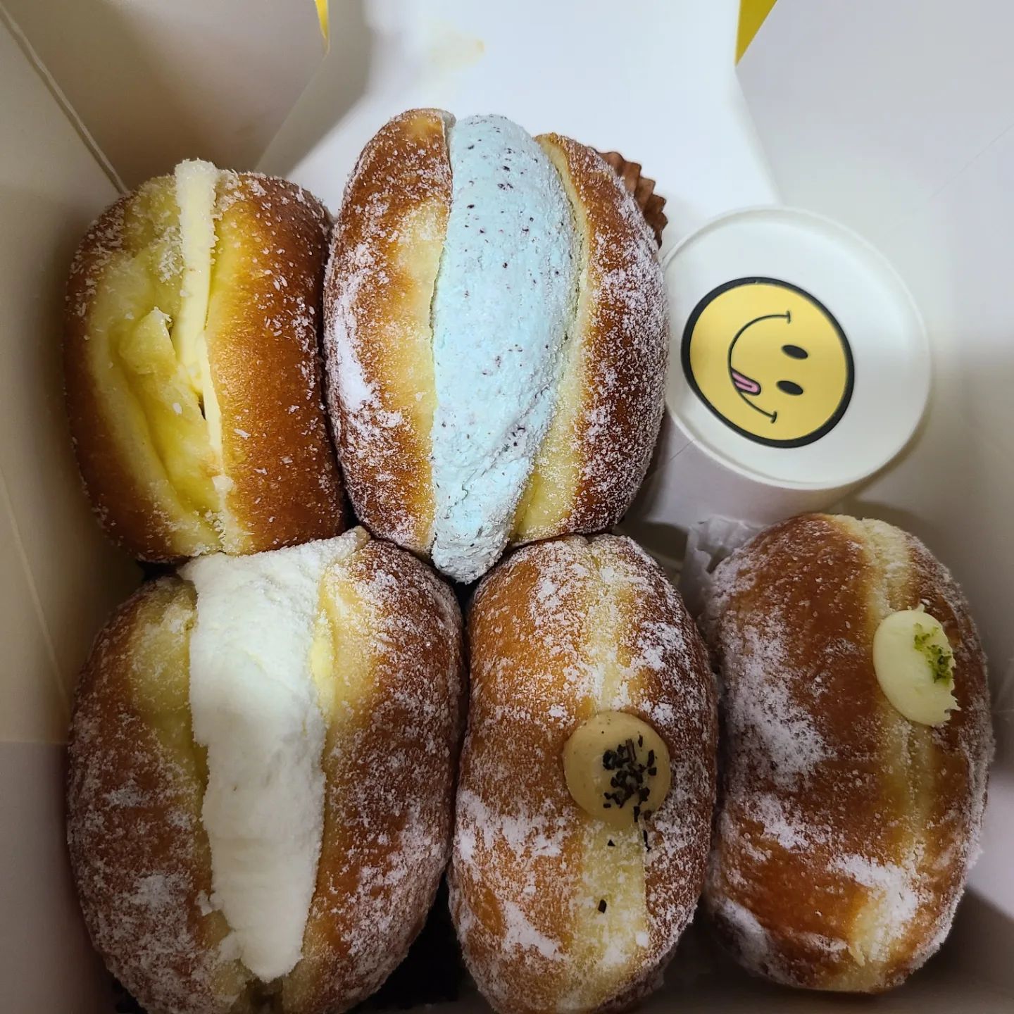 왜 줄서서 먹는지 노이해💁‍♀️

평이 좋은 우유생크림도넛보다
상큼한맛인 레몬슈가도넛이 더 맛났음!

빵은 기름쩐내(?)가 좀 나서 별루였지만
크림이 넉넉하고 맛있었음

하지만 줄서서 먹을맛은 아니라고 생각됨!