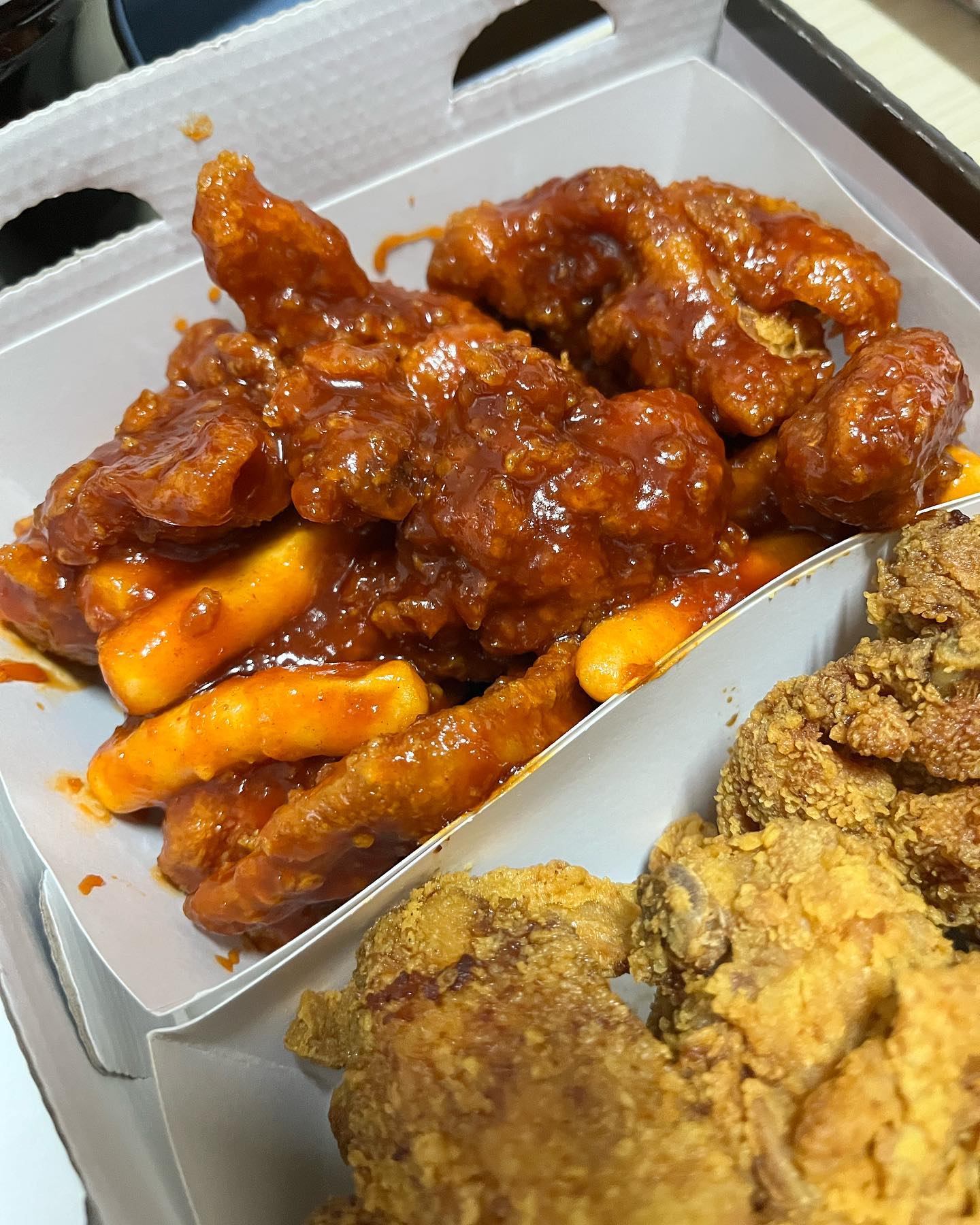 또래오래 치킹😎✨
설날 잘 보내셨나용🤩
넘 오랜만에 와서 인사도 늦었네요..🥲
모두모두 새해 복 많이 받으세요❤️

또래오래 갈반 핫반이 진리인거 아시쥬 ㅎㅎㅎ 똥집튀김도 맛있답니당 👍
떡까지 있으니 더 먹는 재미도 있고 또래오래는 목까지 있어서 너무 좋아용 💓

오랜만에 피드라,, 혹시 제가 놓친 먹팔이 있다면 꼭 DM 부탁드려요😭😭❤️

#또래오래 #치킨 #치킨추천 #점메추 #저메추 #배달음식추천 #먹팔 #맞팔 #먹소통 #먹소통환영 #새해복많이받으세요