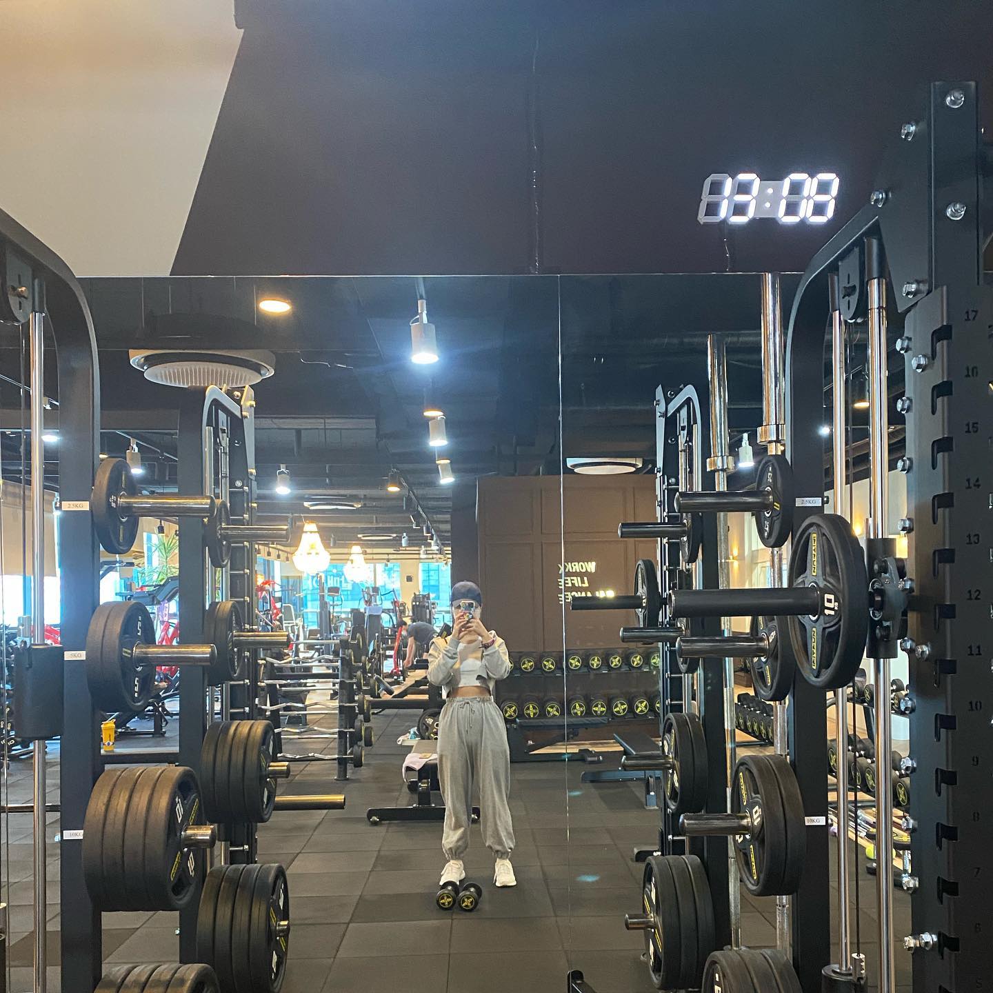 히히_오늘의운동😵‍💫
"침대의 유혹 잘이겨냈다"

2022.02.06 D-54
☑️개인운동 어깨 다다다
☑️유산소 천국의 계단 20분

헬스장에 도착해서 애플워치
"시작"을 누르려는 그 순간이었습니다
머야 내 손목에 왜 아무것도 없지...❓

애플워치 없다는 소식에 좌절
그리고 하기 싫었던 운동
하지만 소영이는 말하였습니다

그리고 그녀의 의견에 따라 스탑워치로
오늘의 운동 시간 체크체크🌤
너 진짜 똑똑하구나 소영아
leesoyoun_g 

요즘 운동복 산지 오래 됐는데
또다시 운동복이 마구마구 사구 싶구
오늘도 살짝 운동복 입구 싶어서 갔거든용🤭

"회색으로 깔맞춤 한 사람 나야나 나야나"

다음달에는 운동복 사구 3월을 불태워야지❤️‍🔥

.
.

어제 못 한 어깨 뽜이야아아아
어깨는 정말 인기가 많은 것 같습니다

저도 어깨를 하고 뒤에서도 어깨를 하고
옆에서도 어깨를 하고 모두 다같이 파티타임💪

어깨 너 인기가 장난 없구나...?
너란아이, 갖고 싶다❤️

유산소 할려구 티빙 결제한 사람두 나야나
이효리의 서울체크인 볼려구 멤버십 가입 완료👀

근데 오늘 왜 20분만 했냐고 묻는다면
일욜이라서요... 월욜이 생각나서요...😅

앞으로 티빙 금액 뽑아낼 때까지 유산소다
해야한다 아니면 돈 물어내라구 할거야 내자신아💸

현지니랑두 다시 맘 따악 잡구 열심히 하자고
약속에 또 약속을 했기에 주말운동 추울석
현지나 지금까지 못했지만 앞으로는 잘해보자💡

그래두 우린 서로 알자나

평소보다는 디게 조금 먹구 나름대로 다 참은거...
난 다 알아 우리 노력하고 있다는거😭

이제는 우리의 노력만 말고 
남들이 보기에도 노력했구나 모드로 가자
우리에겐 선택권이 ... 없 ..... 어 .....
zzz_hj_