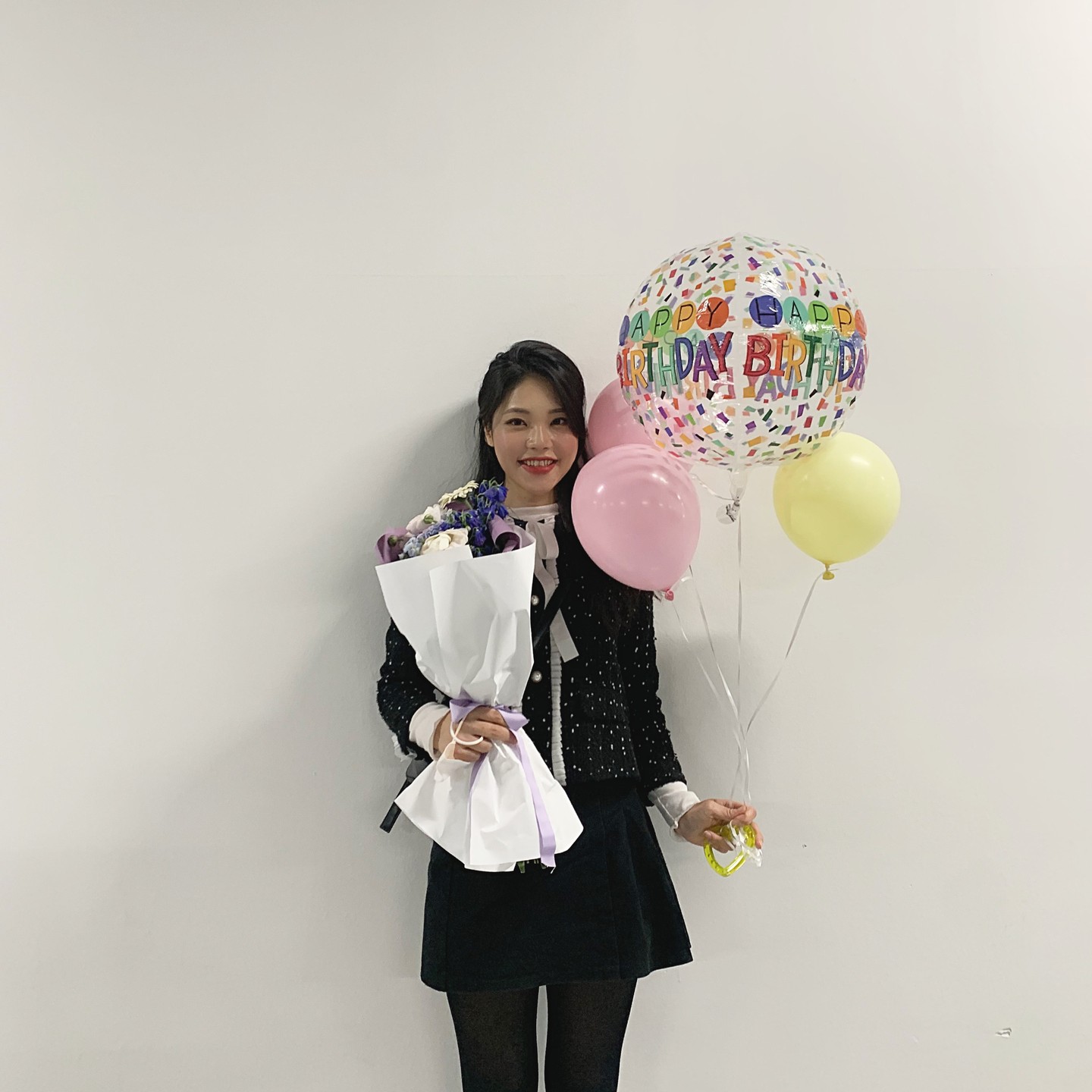 #2201_썸머 의 1월 회고 

1. 새로운 회사에 적응중,,,👀
12월에 노력한 것들이 결실을 이루었다 하고 잠깐 신났었는데 파도에 뛰어들어보니 또 쉽지않다! 

#퍼포먼스마케터 로 직무의 부족함을 너무 느끼는데 이걸 어디서 어떻게 풀어봐야할지 어디서부터 풀어야할지도 모르겠는 회사라이프 - ! 

🎶그치만, 오히려 좋아!😆 인게 
나는 돈도 받으면서 경험도 쌓고 멋진 동료들을 귀찮게 하면서 직무 스킬업도 할 수 있지?! 

나는 역시 맨땅의 헤딩인건지 새로운 프로젝트를 맡았다!🤯
성격은 급하고 욕심은 많은데 체력은 딸려서 입병에 두통을 달고 살지만, 침착하고 긍정적으로 오피스 라이프 가보자고!!! 

-

2. 나 이제 진짜 나이들었네,,,? 🎂
빠른년생으로 작년까지만해도 나쁘지 않은 생일이었는데, 친구들이 말한 29살에서 30살보다 30살에서 31살 되는 게 더 현타온다를 몸소 느낀 올해 생일,,,

생일마다 멀리서 가까이서 함께 해주는 친구들 ❤️덕분에 나는 한 해를 따뜻하게 시작하지 ! 빠른년생 개이득인 부분 후훟

나이먹은만큼 떨어진 체력 2월에는 꼭 올려보기러 약속해 💪🏻

-

3. 흘러가는 생각을 잡아두기! 💡
출근 전, 퇴근 길에 엄청 많은 생각을 하는데 집에만 오면 지쳐 쓰러진다. 그치만 흘러가는 생각을 잡아두는게 얼마나 중요한지 매 주말 깨닫는다. 

그래도 다이어리 대신 일력 뒷장에 매일 일기쓰기는 성공 (물론 미루기도했지만 ㅎㅎ) 📓

-

4. 🧐 1월에 발견한 힙한 마케팅 hip.marvie 
오늘부터 시작하는 힙마비 5기! 힙마비 참여 4기만에 드디어 미션을 위한 미션이 아닌 스크랩을 했다! 

📌브랜디의 전남친 차러 간 후기 상품 스토리 
👉🏻 후기를 활용한 마케팅의 좋은 사례, 앱으로의 유입도 유도하면서 고객들에게 리뷰 작성을 하게끔 만드는 콘텐츠로 잘하는데,,,? 하고 다음 시리즈를 기다리게 된다. (근데 없나봄,,,) 

📌 멜리즈의 알림 동의 유도
👉🏻 알림 동의 유도 메시지는 엄청난 임팩트는 아니었지만 타이밍이 좋았다! 상품을 찜하자마자 팝업으로 알려주기! 근데 가격이 언제 내려갈지 모르면 안사고 싶지 않을까,,? 

📌 무신사의 인간무신사 찾기 
👉🏻 잘해~ 증말! 잘해~! 이벤트 페이지 자체도 인스타그램 형식으로 구성해서 이벤트 참여에 대한 이해도를 높이고 '유아인'으로 대표되는 무신사의 비주얼 이미지를 잘 활용한 것 같다. 우리 주변에 한명 쯤 인간 무신사가 있잖아요,,,? 

📌 퍼블리의 알림 동의 유도 
👉🏻 오랜만에 들어가 본 퍼블리가 알람동의를 유도하는 방법! 퍼블리 이용상황을 선택하고 알림을 받을 요일과 시간을 고객이 직접 선택할 수 있다. 그리고 이런 선택으로 퍼블리가 얻을 수 있는 고객데이터도 또 다른 CRM으로 이어갈 수 있겠지? 커머스에서는 애매할 수 있지만 콘텐츠, 교육서비스에서는 탁월한 알림동의 방식이라고 생각된다.