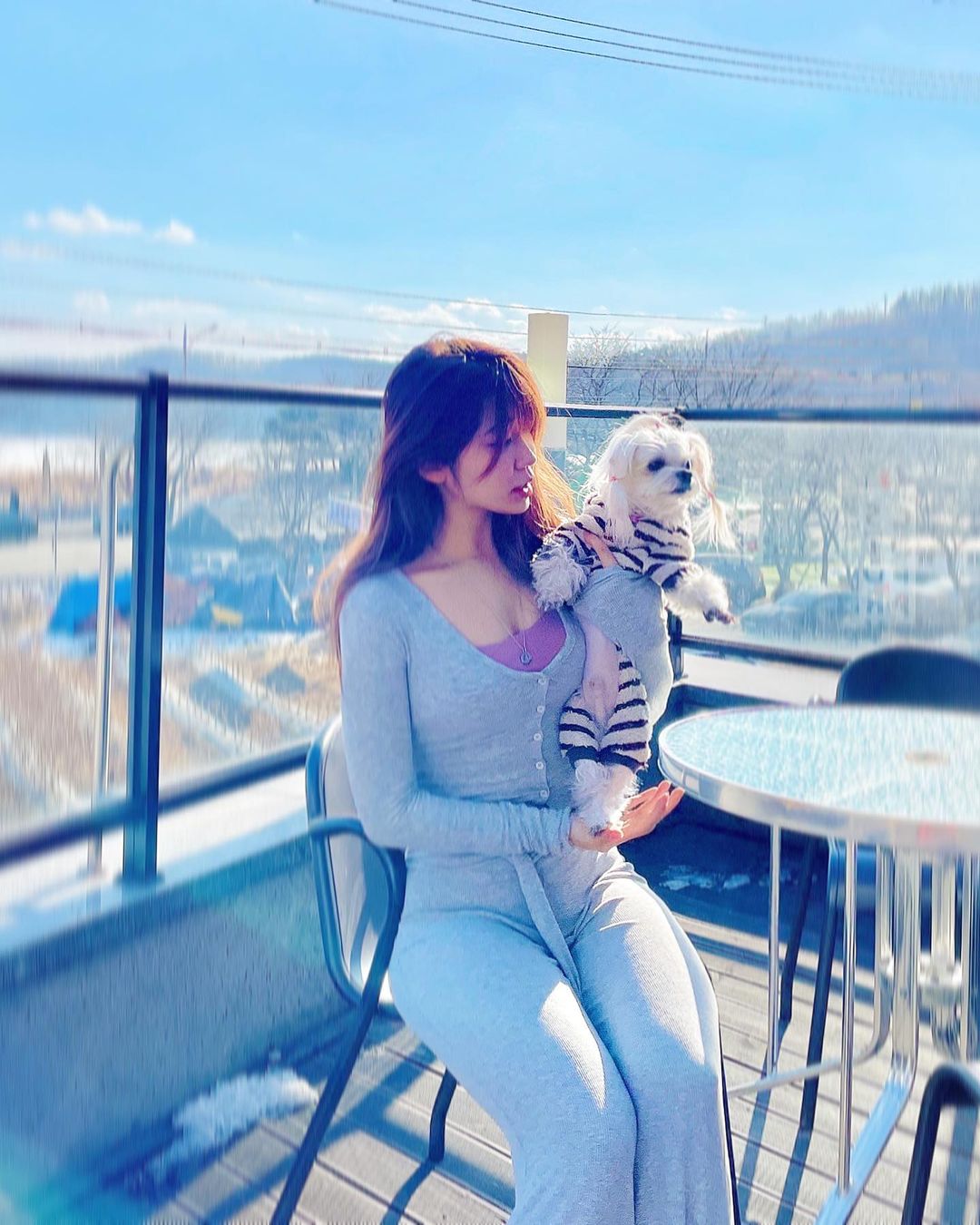 ˢᴼᴼ ᴮᴵᴺ on Instagram: “#광고 주말 다들 잘 보내고 있으시개?🐶 저는 오늘 날이 너어어무 좋길래 별이랑 산책해뚜요🦮💖 산책하고 올만에 별이랑 사진 찍는데 ,,내가 카메라 보면 별이