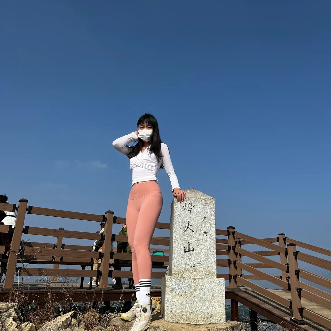길예지 on Instagram: “#협찬 ⠀ 뮬라웨어에서 받아본 뉴 노블 레깅스 피부에 착 붙는 편안한 착용감이 강점이에요! ⠀ 한국의 룰루레몬이라 불렸던 이유를 알 것 같아요. 여러 레깅스들을 입