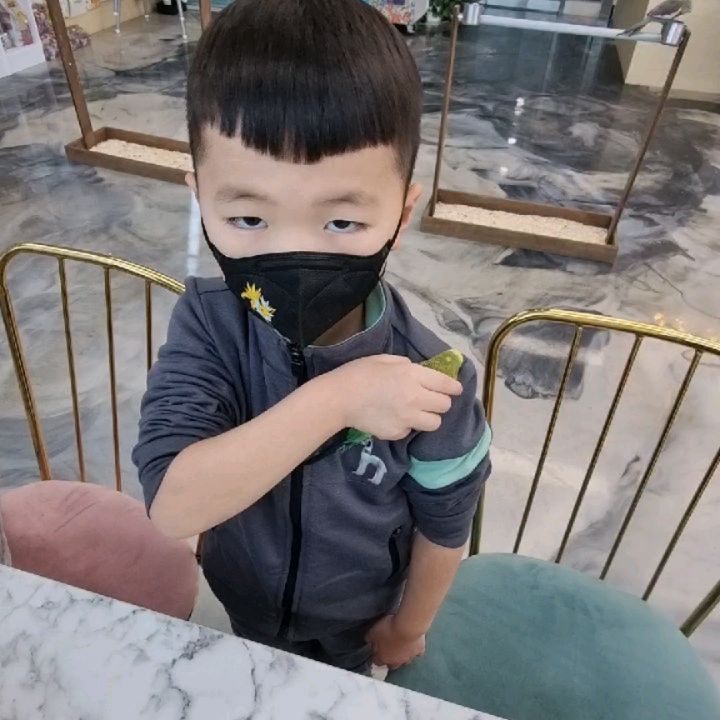 #리프패럿
-
집앞에 앵무새카페🐦
앵무새가 워녕씨 팅커벨인줄...
자꾸 어깨에 올리고 돌아다닌다.
난...수시로 앵무새 똥 치우느라 개고생🤦‍♀️
갈때마다 항시 마지막일줄 알았는데..
벌써 3번째..
.
.
.
#니가좋으면 #나도가야하는데🙄 
#시유니랑함께😍 #우리는칭구💕
#앵무새카페 #리프패럿검단신도시점