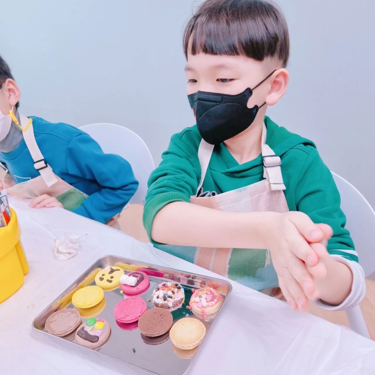 #필아트
-
우리집 꼬마요리사🧑‍🍳
필아트 방학특강 벌써 2번째.
집앞에서 쿠킹할 수 있으니 너무 씐나🎶
마카롱 만들기랑 딸기생크림케이크.
생크림 너무 마시쪄😚😚😚
담번 쿠킹 초코부케도 엄마 기대할께🧡
.
.
.
#내사랑주녕이💕 
#방학은언제나 #알차고즐겁게😁
#니가좋으면 #나도좋아
#요리사가꿈인내새꾸