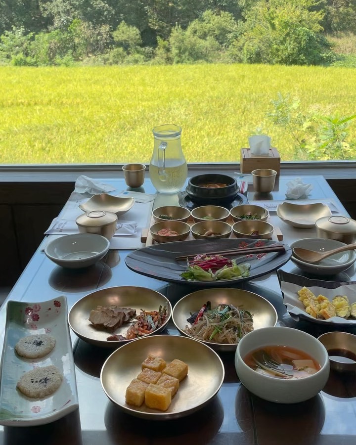 올릴 피드가 밀리고 밀려서
반년전 피드를 올리는데
이제 입춘이 지났으니 
오히려 앞선 느낌인데요? 😎
ㅋㅋㅋㅋ정신승리중

바쁜 현생에 지친 우리 부부에게
최고의 풍경과 음식으로
여행을 마무리하게 해준 곳♥️

프라이빗한 개별 룸에서 
통유리 밖으로 느껴지는 자연과
정갈한 한정식차림
강추합니다 😤

🌸자세한 소개는 블로그

#꽃이야 #맛집추천 #산드레 #경주맛집