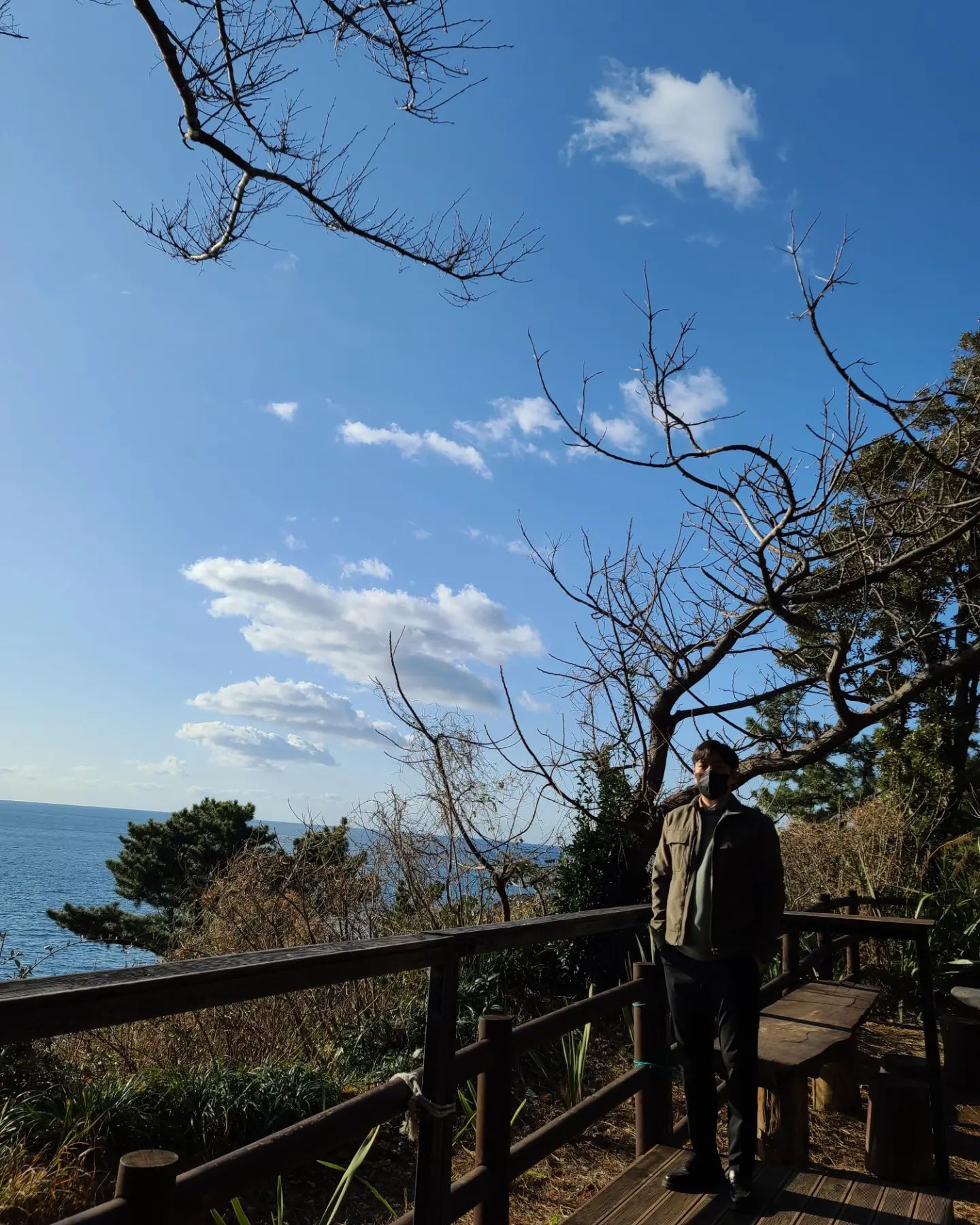 제주 서귀포에서 빼놓을 수 없는 아름다운 산책 코스

✅ 제주 올레길 7코스

아침에 일어나자마자 어머니와 함께 외돌개가 있는 제주 올레길 7코스 쪽으로 향했다. 아침 일찍이여서 그런지 사람도 없고 잔잔하고 평화로움이 너무 좋았다. 📸 셀카봉이 없어서 사진을 어머니한테 부탁했는데 나도 사진을 잘 못 찍지만 첨에는 대략난감 😂 

나한테 몇번 속성 교육을 받으신 후 인물사진 찍는 실력이 확 느셨음 😮 내가 누굴 알려줄 실력은 아니지만..😅 12동굴 전망대,황우지해변,외돌개,신선바위 등 볼거리가 아주 많고 산책을 하면서 많은 이야기들을 나눌 수 있어서 너무 좋았던거 같다. 제주 여행 중 서귀포쪽을 방문한다면 꼭 추천해주고 싶은 곳이다. 👍 새들의 지저귐,날씨,파도 소리가 너무 듣기 좋아 영상으로도 남김❗

📢 꿀 TIP
주차장은 유료와 무료로 나뉘는데 민간 사유지는 유료이기 때문에 자리가 있다면 꼭 무료 주차장에다가 주차하시길‼️

#제주도가볼만한곳
#제주올레길
#외돌개
#제주도산책 #서귀포산책 #제주도여행코스 #제주황우지해안 #제주볼거리