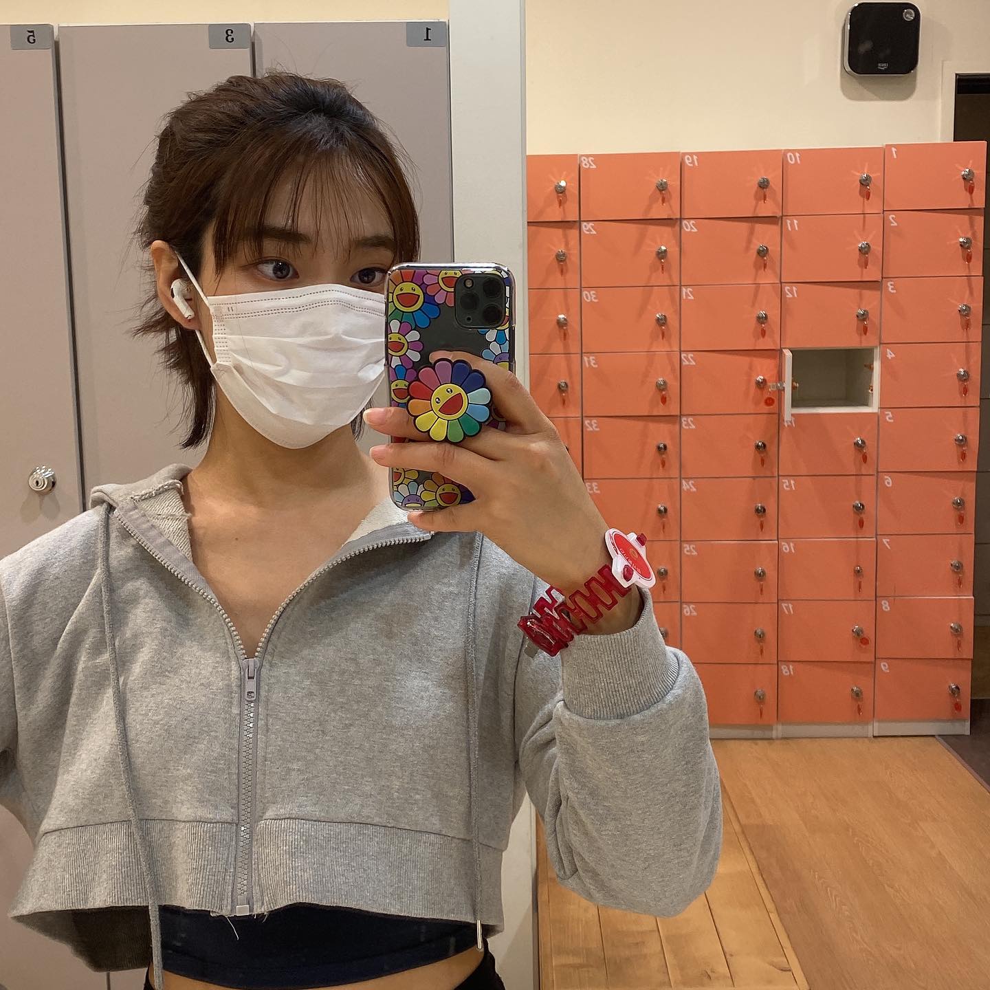 히히_오늘의일기🧡
"몸아 제발 변해주지 않을래...."

2022.02.08 D-52
☑️개인운동 등
- 땡기는 것들 다 20kg*20으로 시작
-> 25kg*15 -> 30kg*10으로 마무리
☑️유산소 천국의 계단 30분
- 레벨 올려서

인바디가 근육이 늘었다구 해두
몸무게의 변화가 없다보니 스트레스가
아주아주 머리가 빠질 것만 같은 하루하루였습니다💢

숫자는 숫자일 뿐을 알고 있지만
이게 또 몸무게 숫자에 의미부여하구
도대체 왜 더 운동을 어케 늘리지 싶구

그래서 등 뽝살과 함께 유산소 뽜이야
운동 전후 모습이 얼마나 힘든지
말해주는 것 같지 않나요🤭

앞으로 유산소 변동이 있습니다
☑️유산소 천국의 계단 레벨 UP
☑️공복 유산소 계단걷기 시간증가 or
☑️계단 쭈구려서 올라가기

그리고 간식은 절대금물

오늘두 회사에서 스트레스 받는다구
초코를 아아아주 폭풍흡입 🐷🐽
"바보 멍청이구나...❔"

와중에 트레이너 선생님은
누가 운동을 그렇게 영혼없이 하냐고 혼내구😭

인바디 그거 사기야 사기🤯
누가 이렇게 회원의 기를 죽입니까‼️
진짜 기죽어서 못해묵겠네‼️‼️‼️‼️

.
.

는 뻥 안죽어 기 안죽어 우씨❌

맨날 싸우고 싸우지만
아무래도 내일도 싸울 것 같아요 🤗

진짜 선생님 제가 경고하는데
개인운동 하는 날 자꾸 감시하시면 안나옵니다.(진지)

.
.

몸무게 변화에 초초초예민한 나날들
정말 몸무게 너는 제발 빠져줘....
내가 멀 더 하면 빠져주겠니😓

요즘 평일/주말 다 운동만 하구
친구들이 보자는 것도 다 안보구
진짜 운동 열심히 하구 있자나🤯

"도대체 왜 안빠지는건데 왜!!!"

극도로 예민 삐용_분노장애🙃
leesoyoun_g 

왜이렇게 오랜시간 정체기가 지속되는 걸까요
"아부지 정답을 알려줘"
