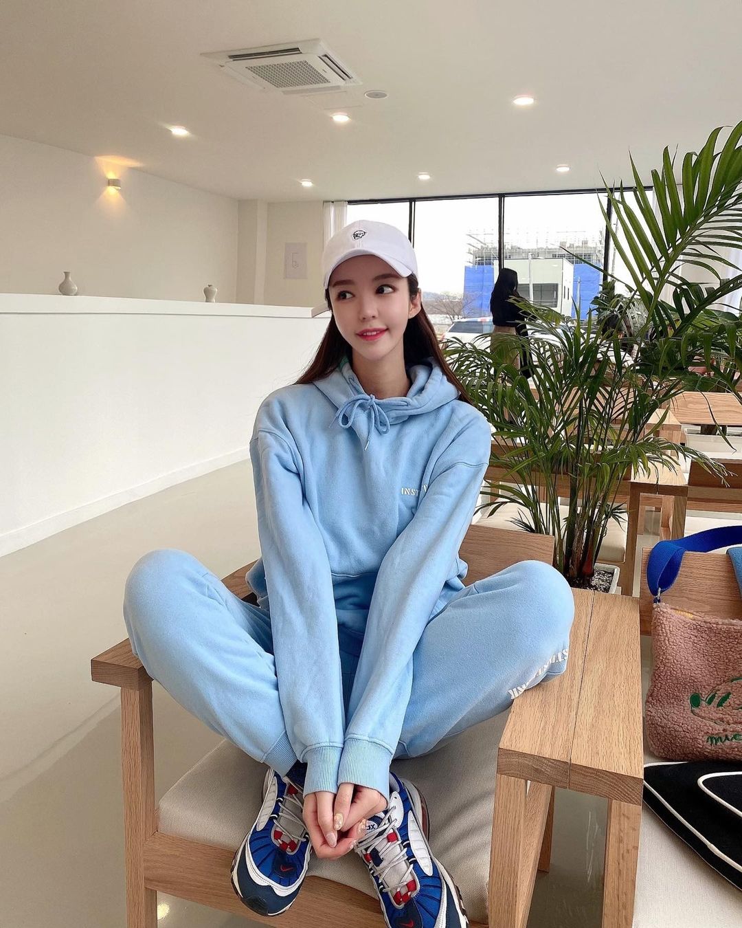 밍밍_尹玟景 on Instagram: “. 주말에 청주 내려왔다가 잘 쉬고 힐링하고 가요 🫖☕️ ___________________________ 예쁜 신상 화이트 캡은 @deproject.2016 🤍 디프로젝트에서 새롭게 모자를 출시했는데